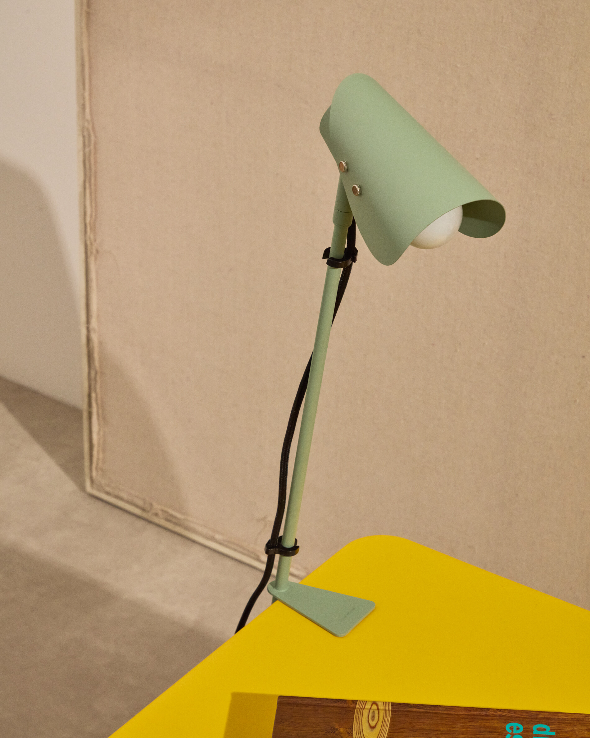 Kave Home Tafellamp 'Jula' Met klem, kleur Groen