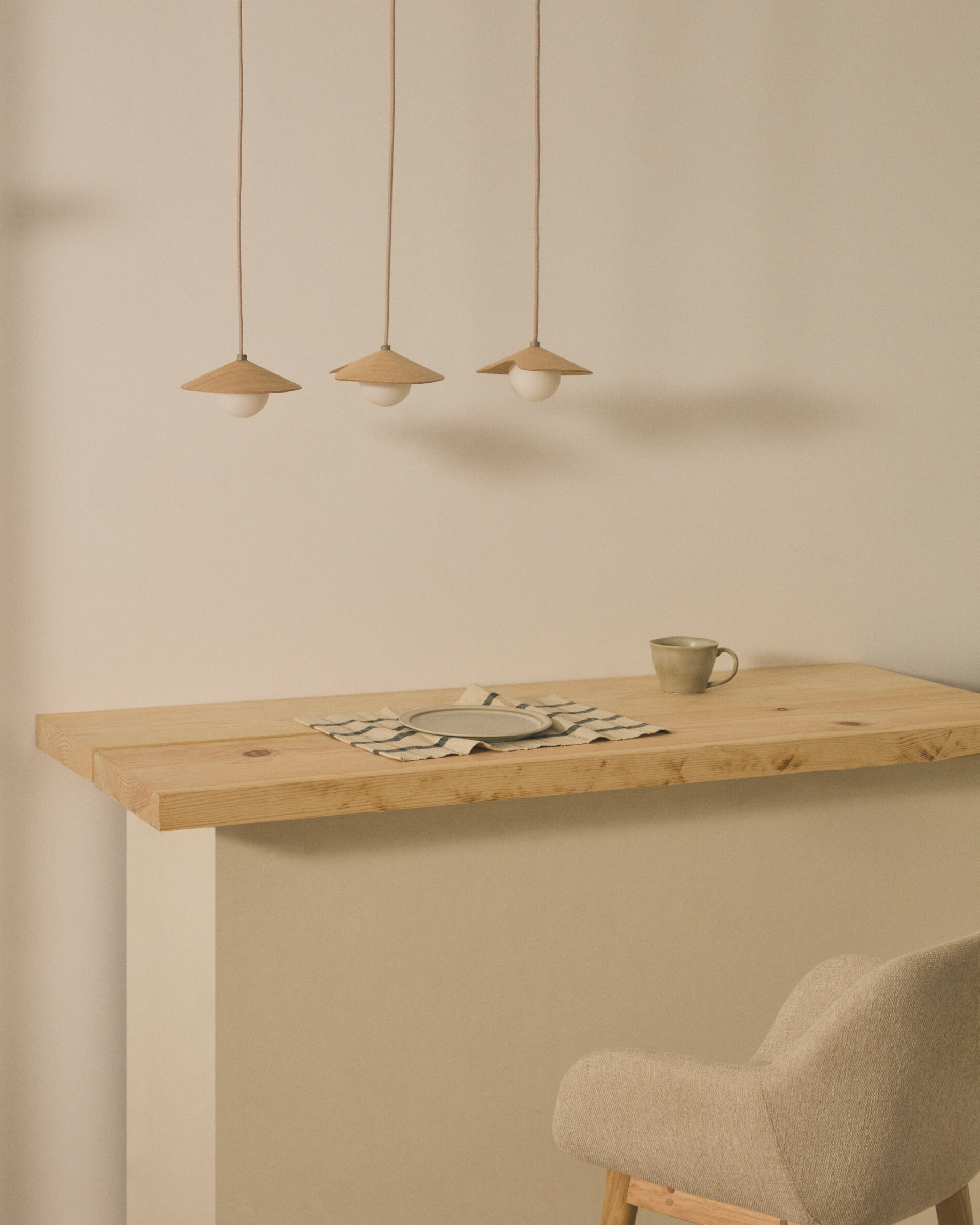 Kave Home Hanglamp 'Wilara' Eiken en glas, 3-lamps