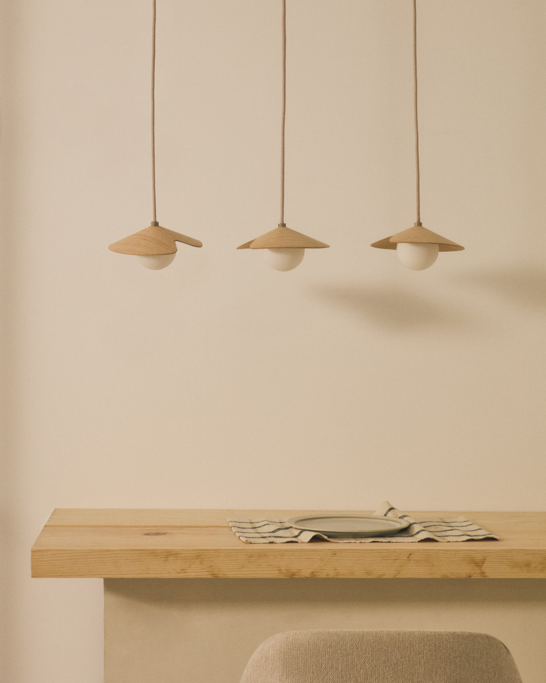 Kave Home Hanglamp 'Wilara' Eiken en glas, 3-lamps