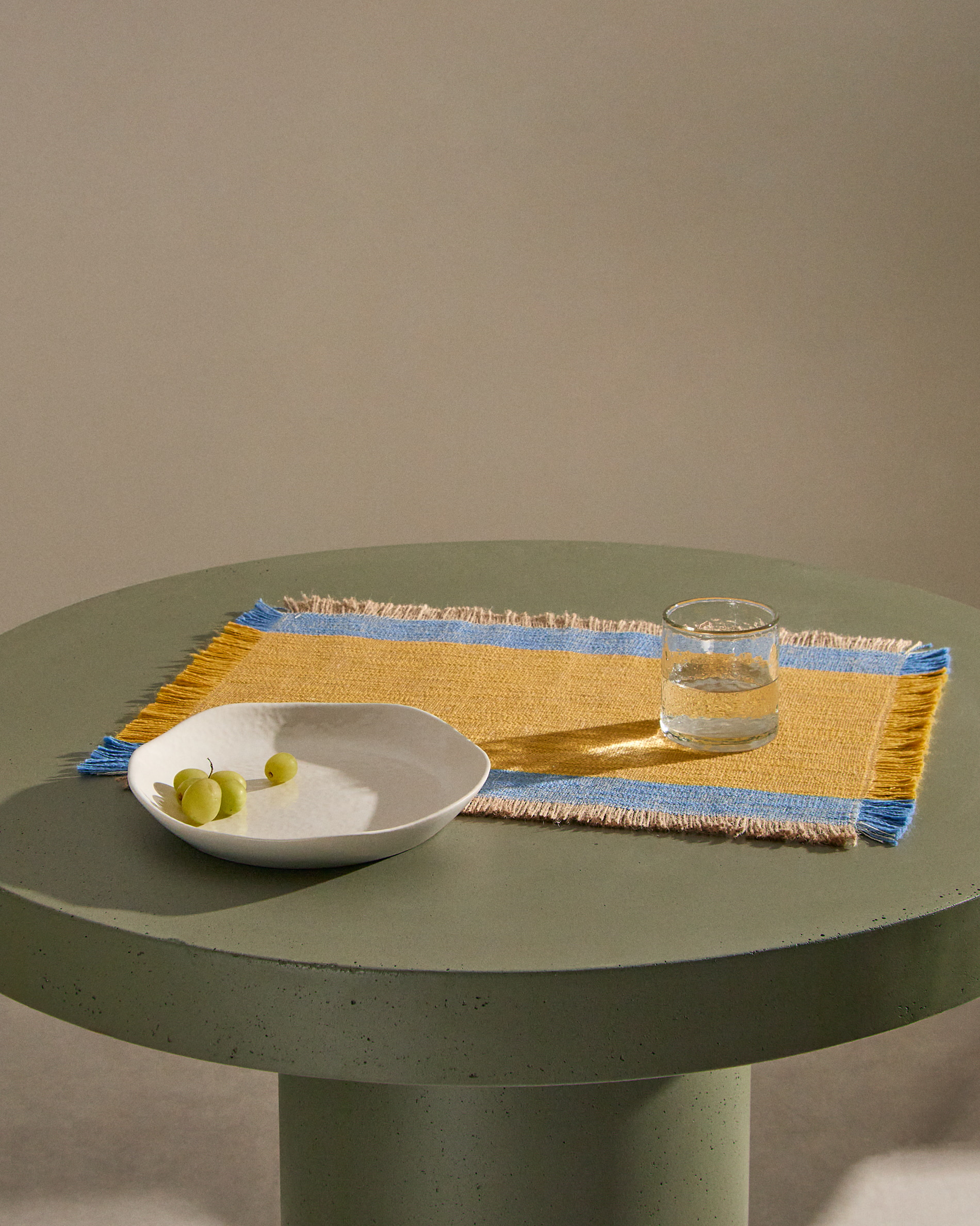 Kave Home Ronde Bistrotafel 'Aiguablava' Beton, 90cm, kleur Donkergroen