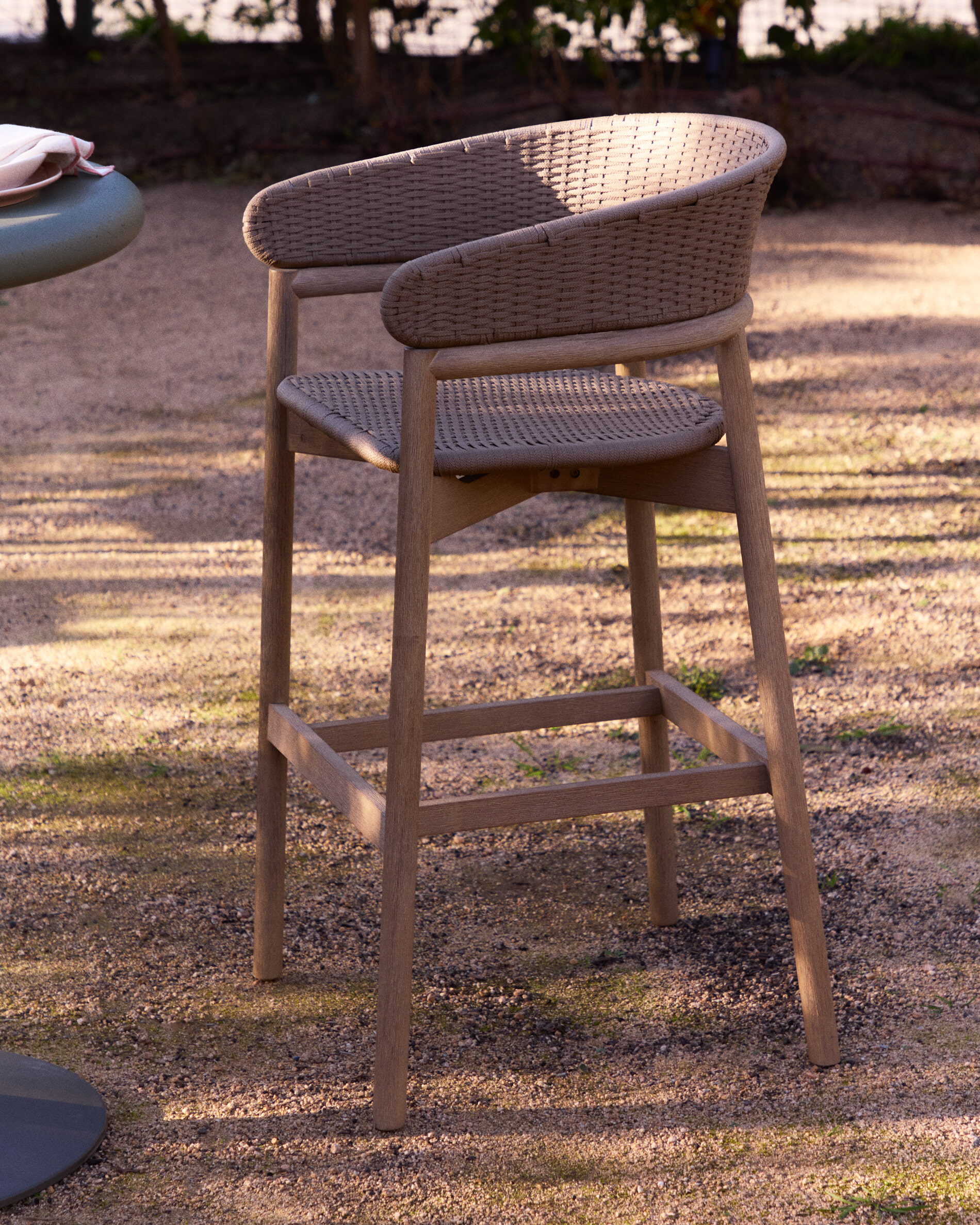 Kave Home Outdoor Barkruk 'Arinella' Acaciahout en geweven touw (zithoogte 75cm)
