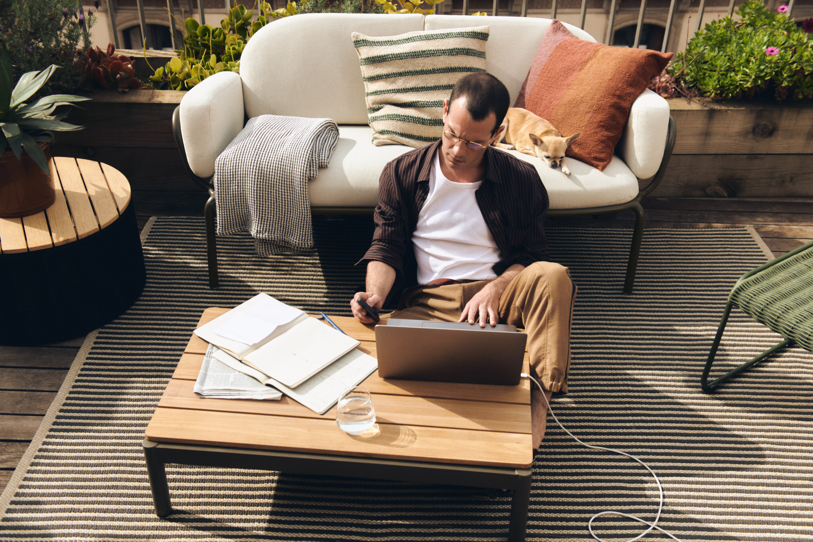 Kave Home Outdoor Salontafel 'Sorells' Teakhout en groen aluminium, 91 x 57cm