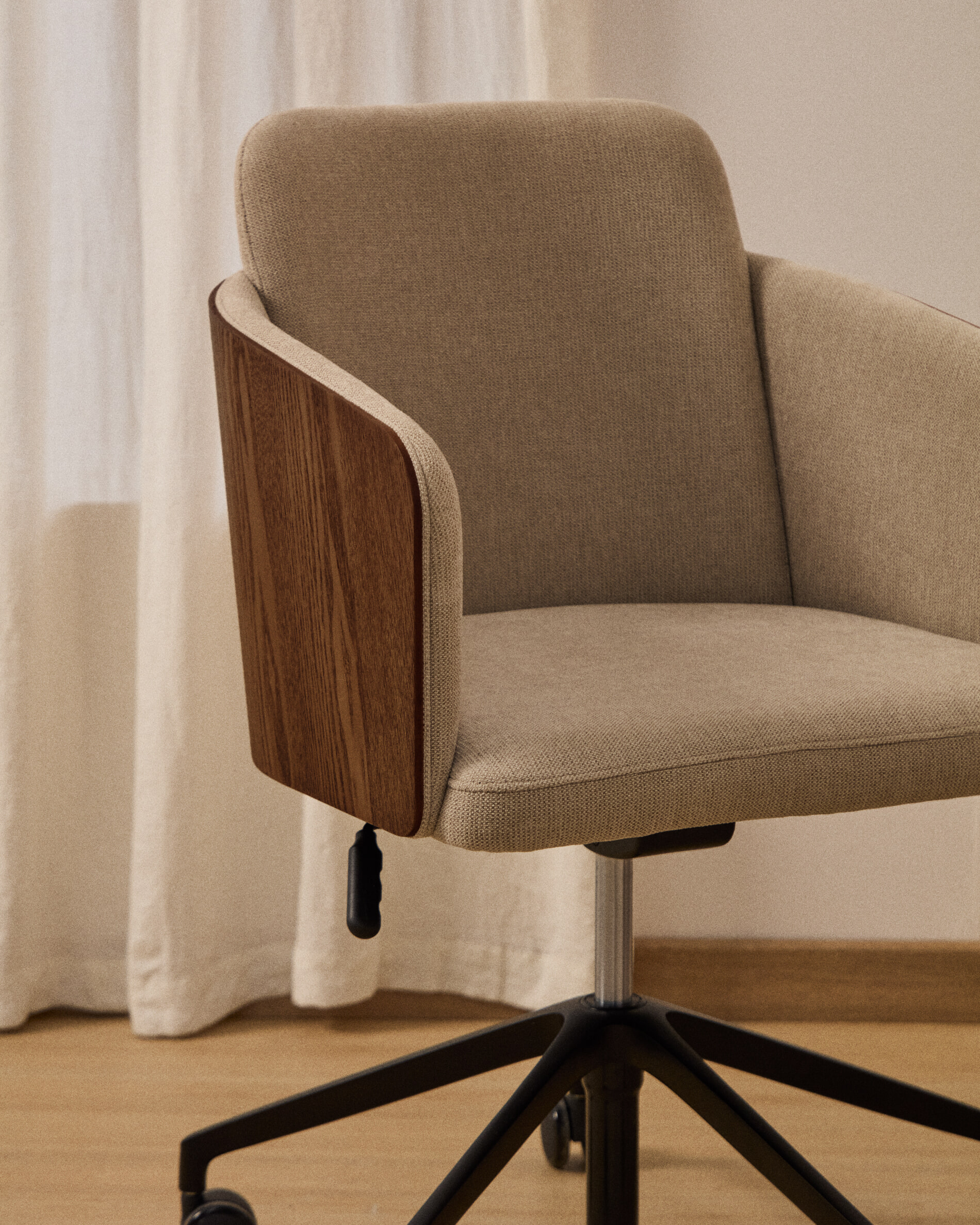 Kave Home Bureaustoel 'Madai' Chenille en essen, kleur Bruin