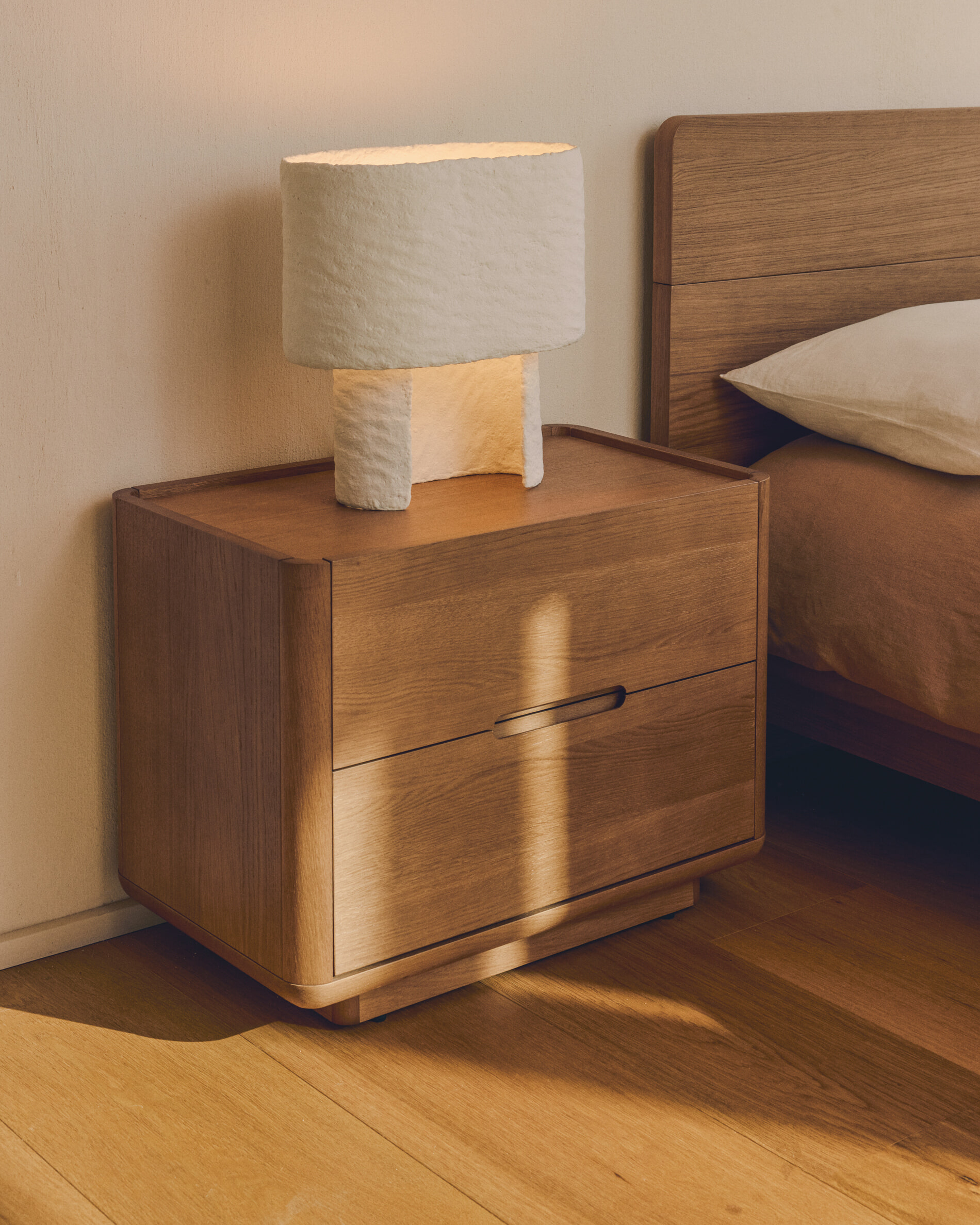 Kave Home Nachtkastje 'Arelida' Eiken, Met 2 lades