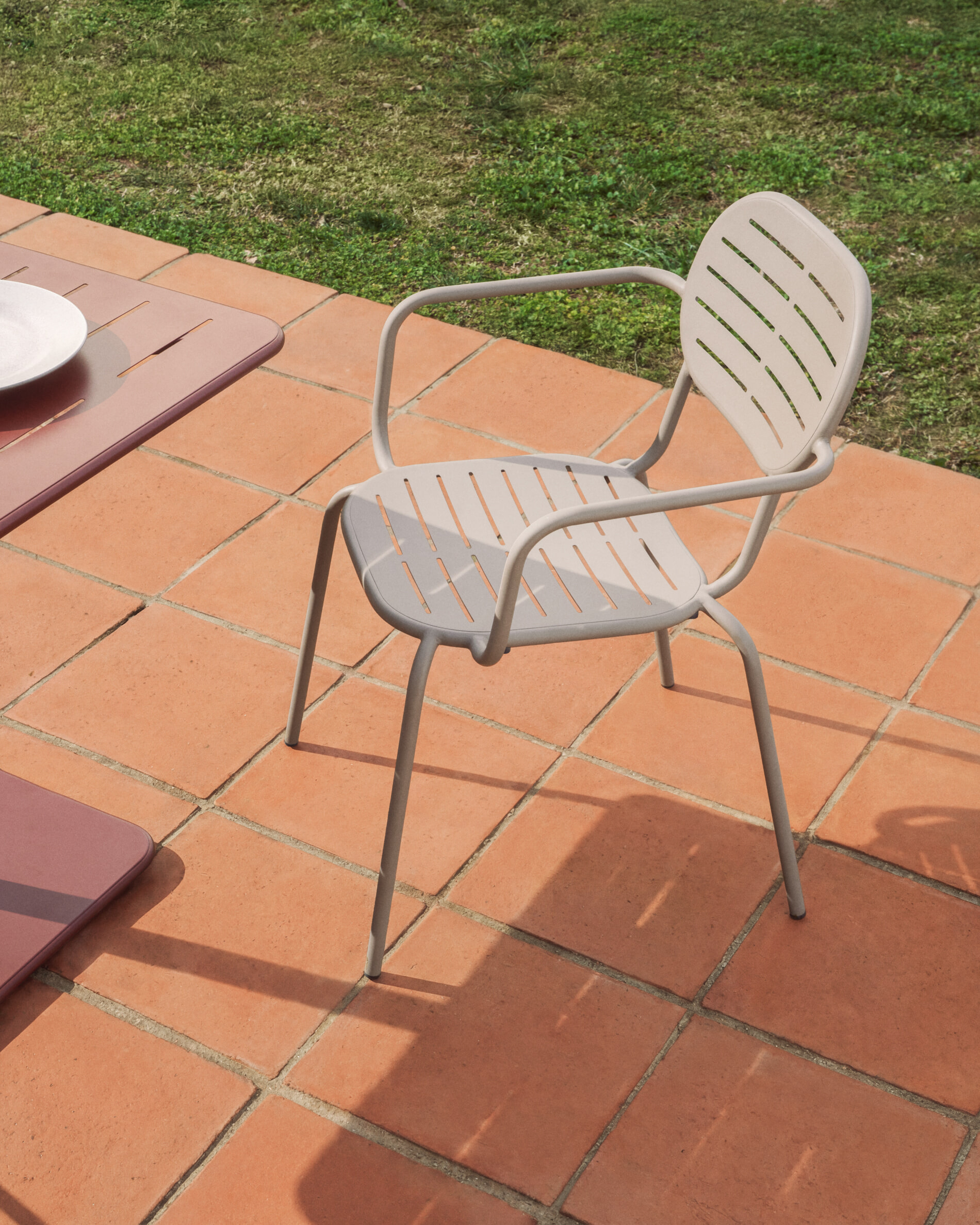 Kave Home Tuinstoel 'Brai' Met armleuning, Staal, kleur Beige