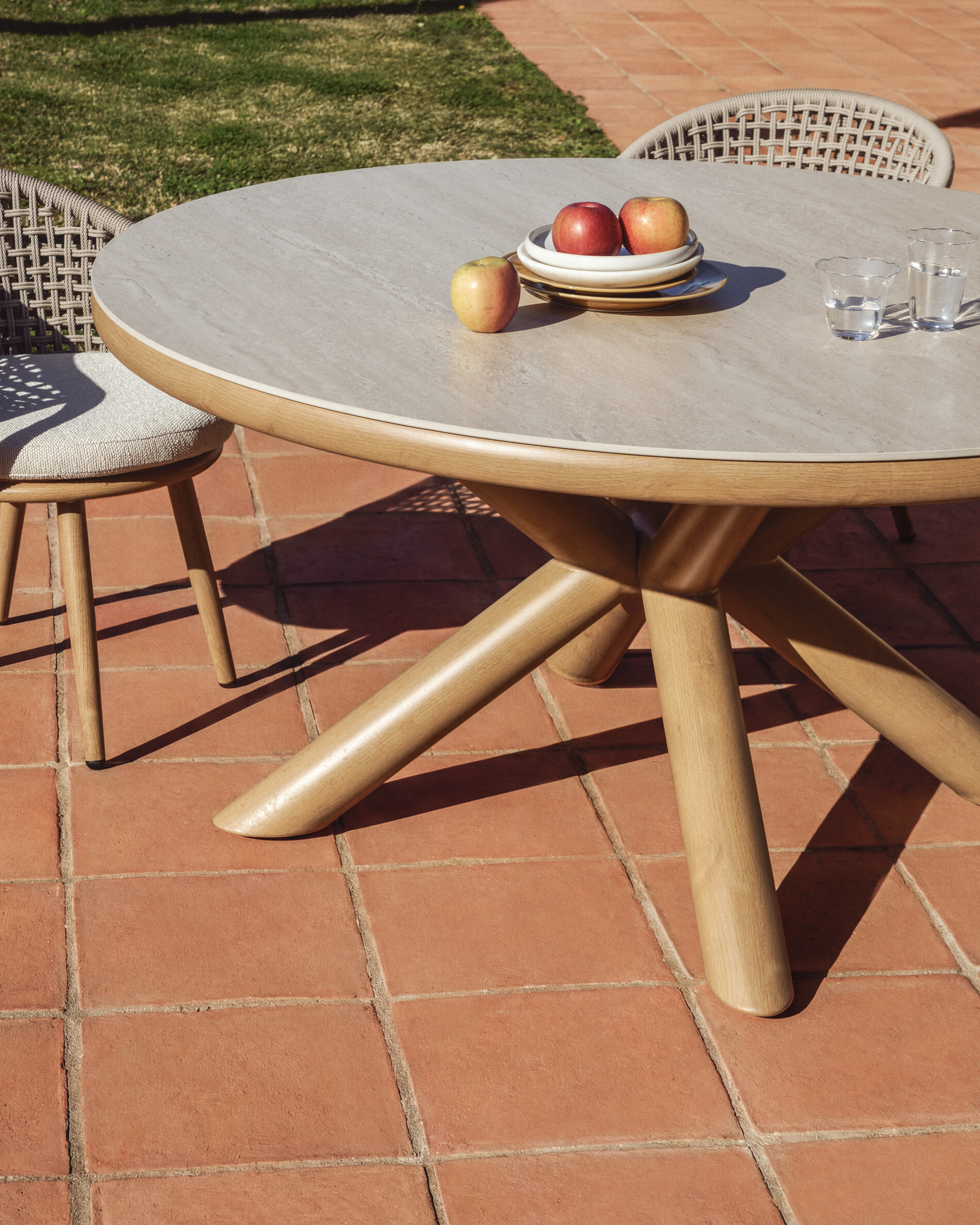 Kave Home Ronde Tuintafel 'Mirtia' Gesinterde steen en houtlook, 148cm