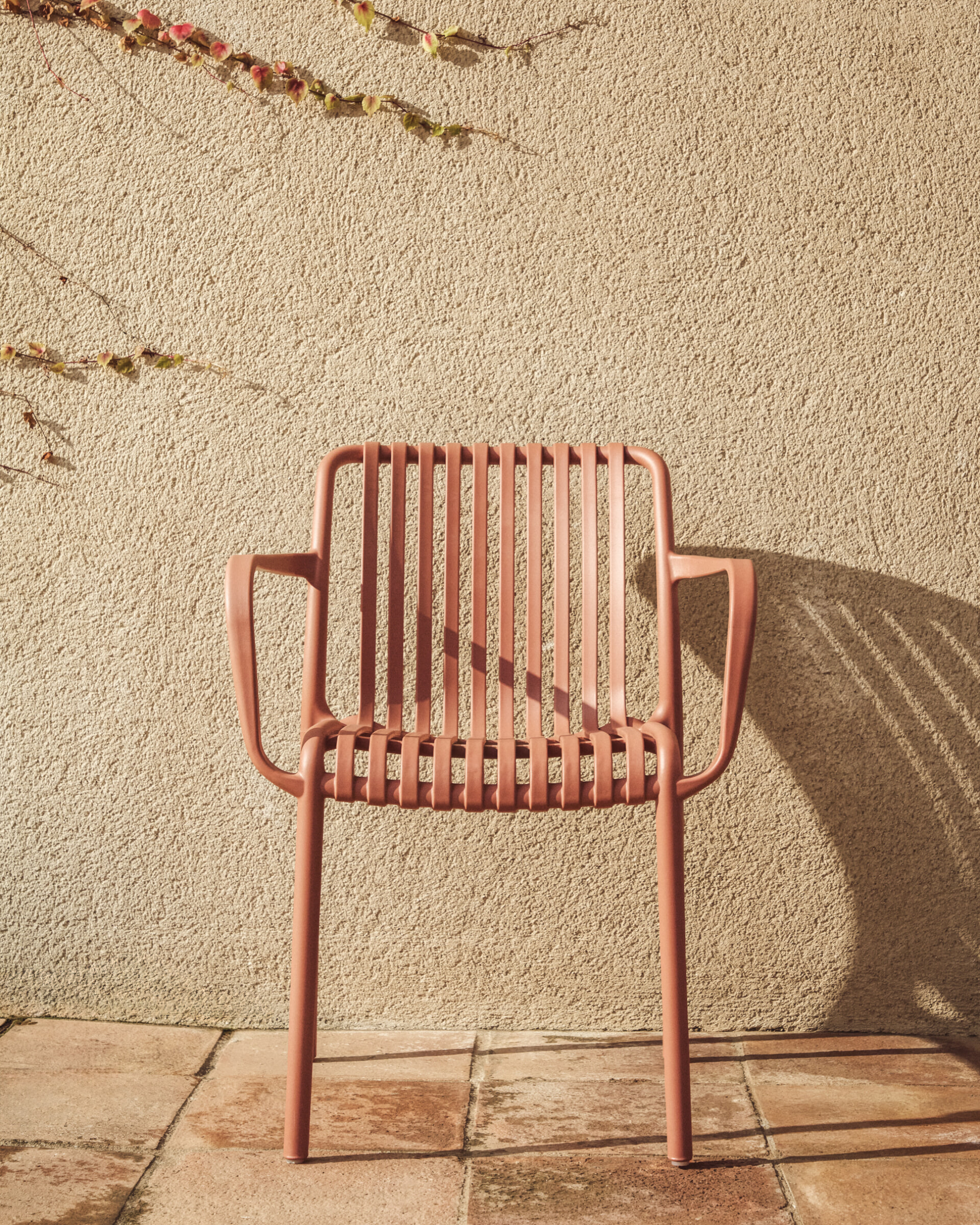 Kave Home Tuinstoel 'Isabellini' Gerecyclede kunststof, kleur Terracotta