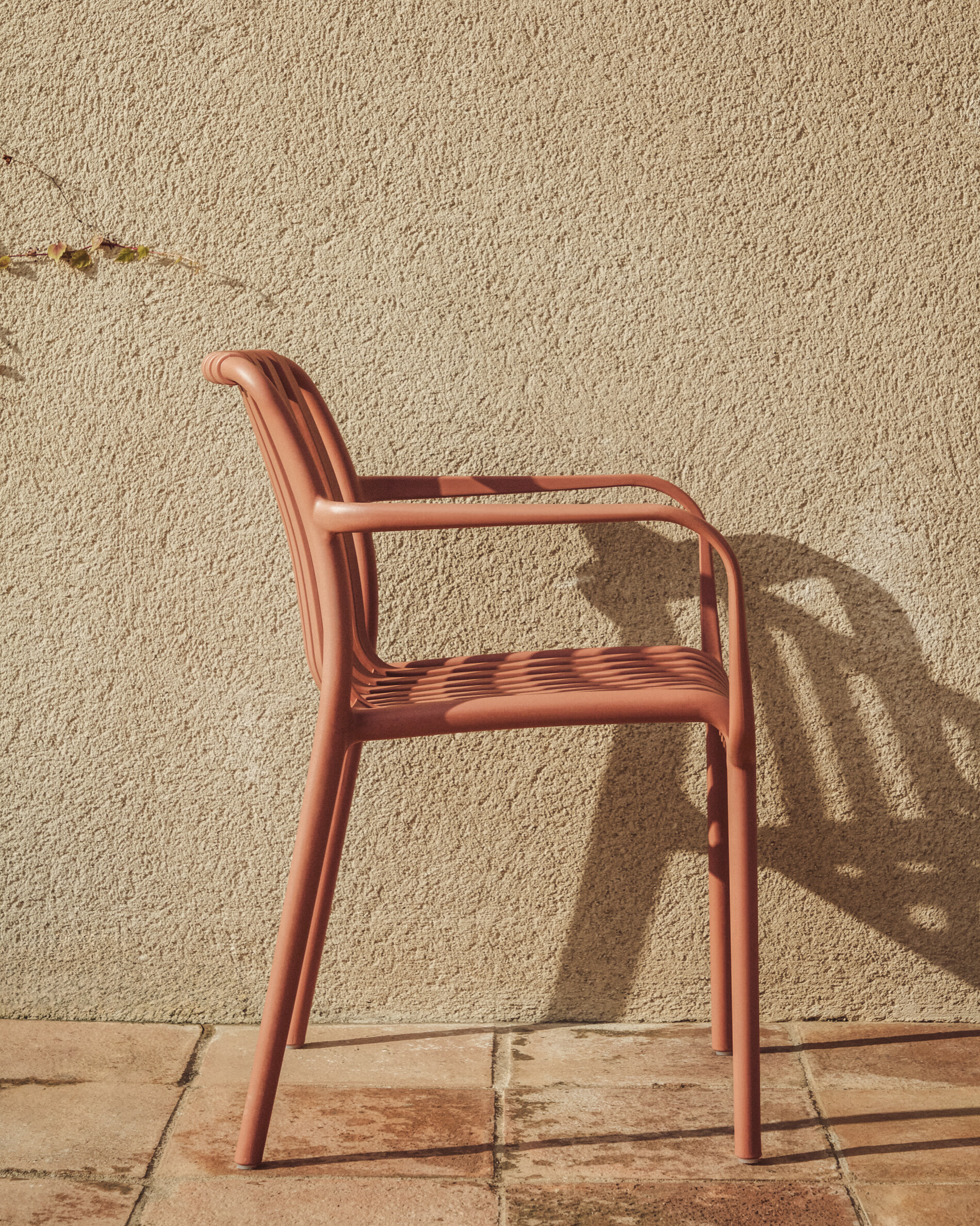 Kave Home Tuinstoel 'Isabellini' Gerecyclede kunststof, kleur Terracotta
