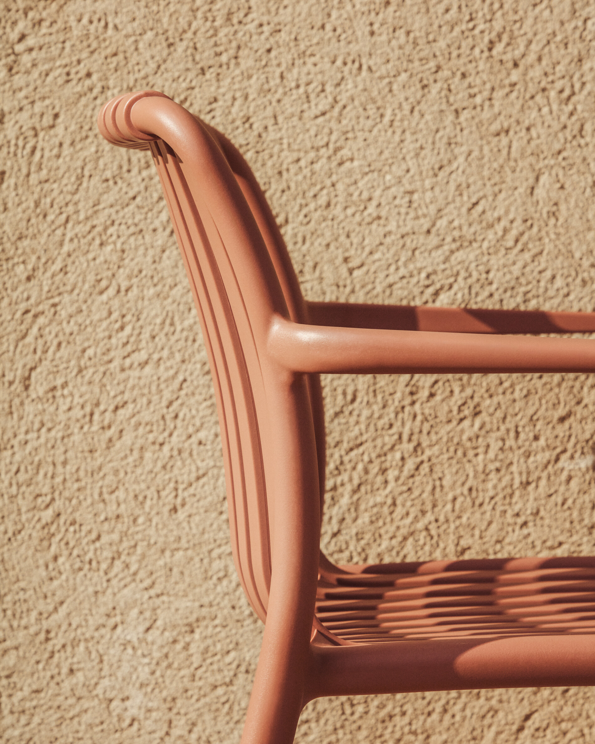 Kave Home Tuinstoel 'Isabellini' Gerecyclede kunststof, kleur Terracotta