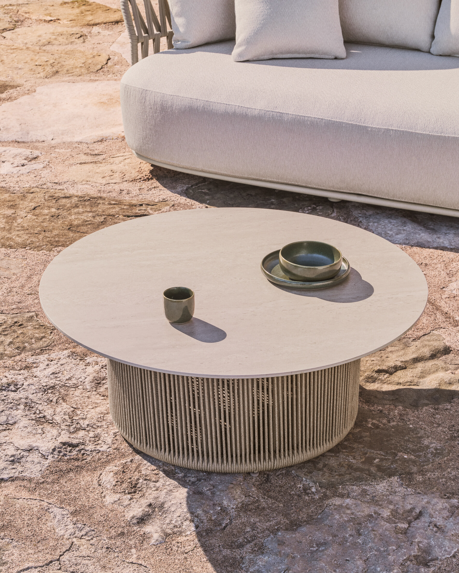 Kave Home Outdoor Salontafel 'Orosei' Gesinterde steen en touw, 90cm