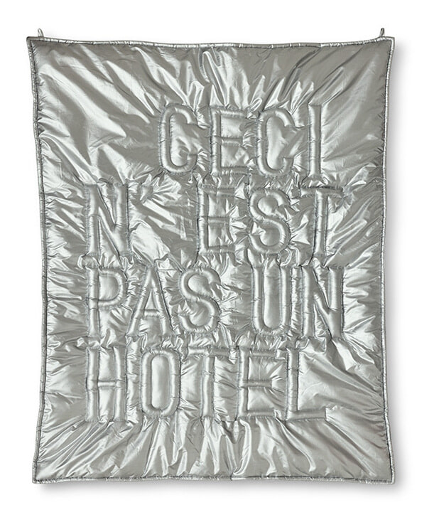 HKliving Wandkleed Ceci nest pas un hôtel 120 x 100cm - Zilver