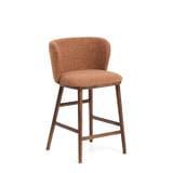 Kave Home Barstoel 'Ciselia' Chenille, kleur Terracotta/Walnoot (zithoogte 65cm)