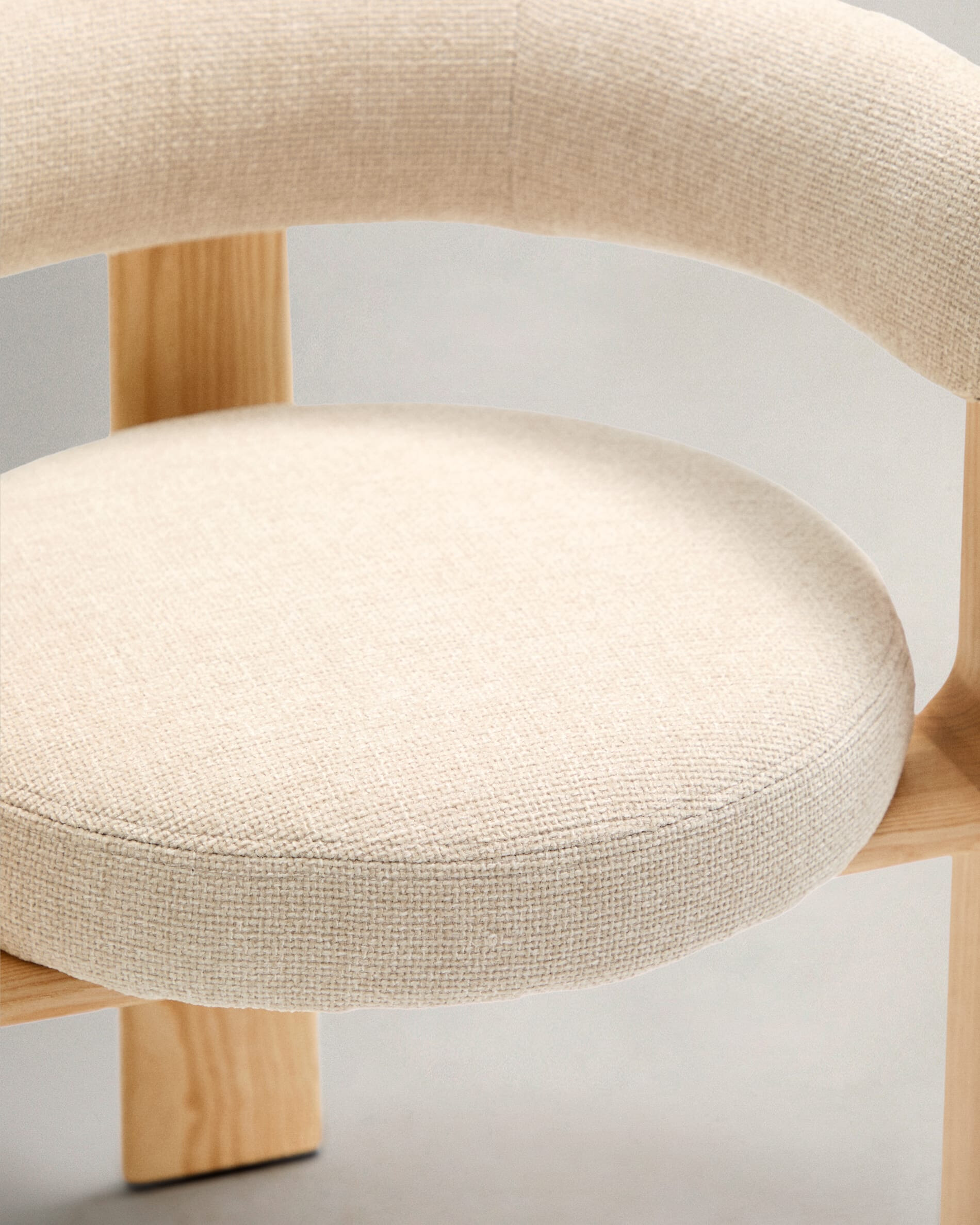 Kave Home Eetkamerstoel 'Granite' Chenille en essenhout, kleur Beige/Naturel