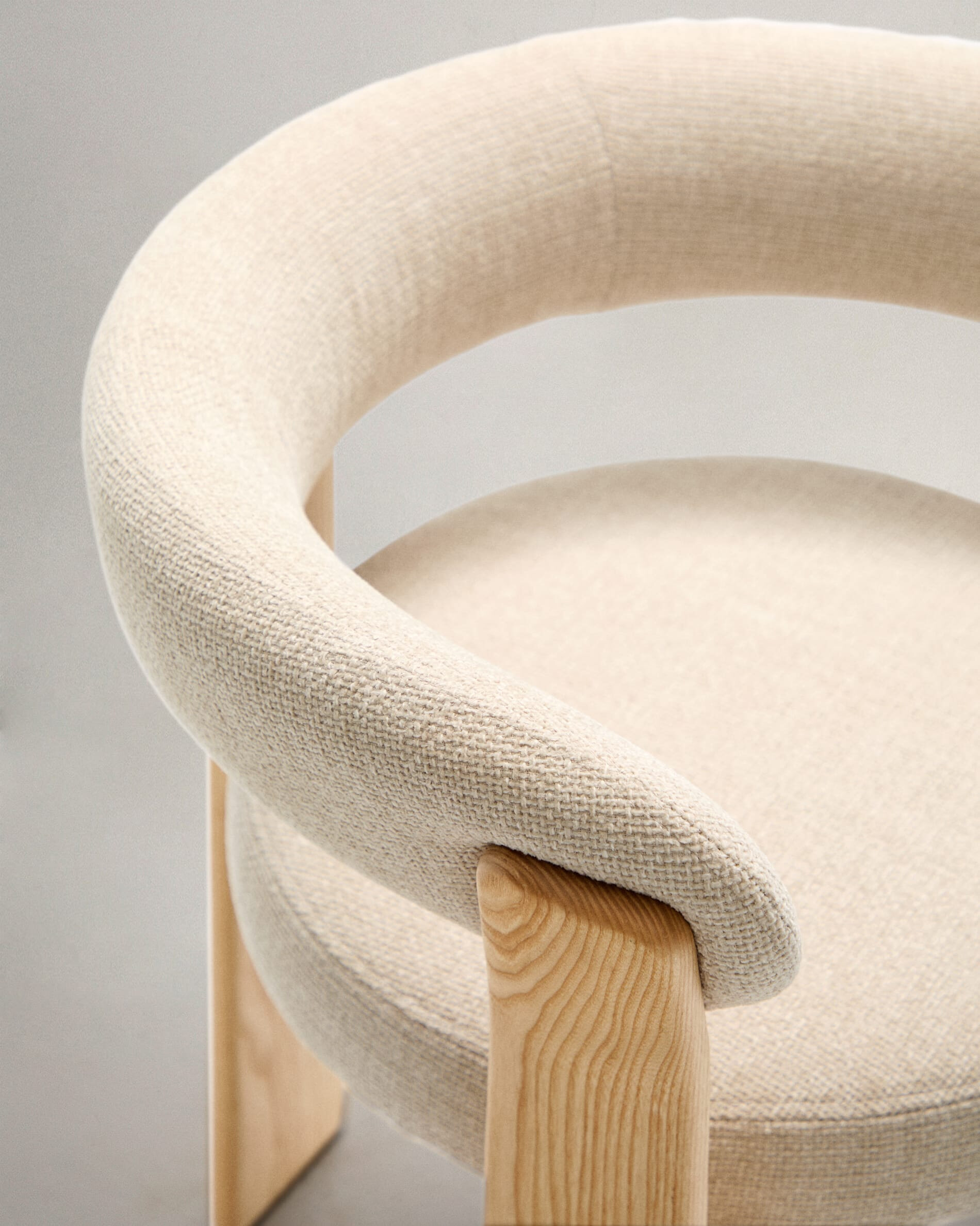 Kave Home Eetkamerstoel 'Granite' Chenille en essenhout, kleur Beige/Naturel