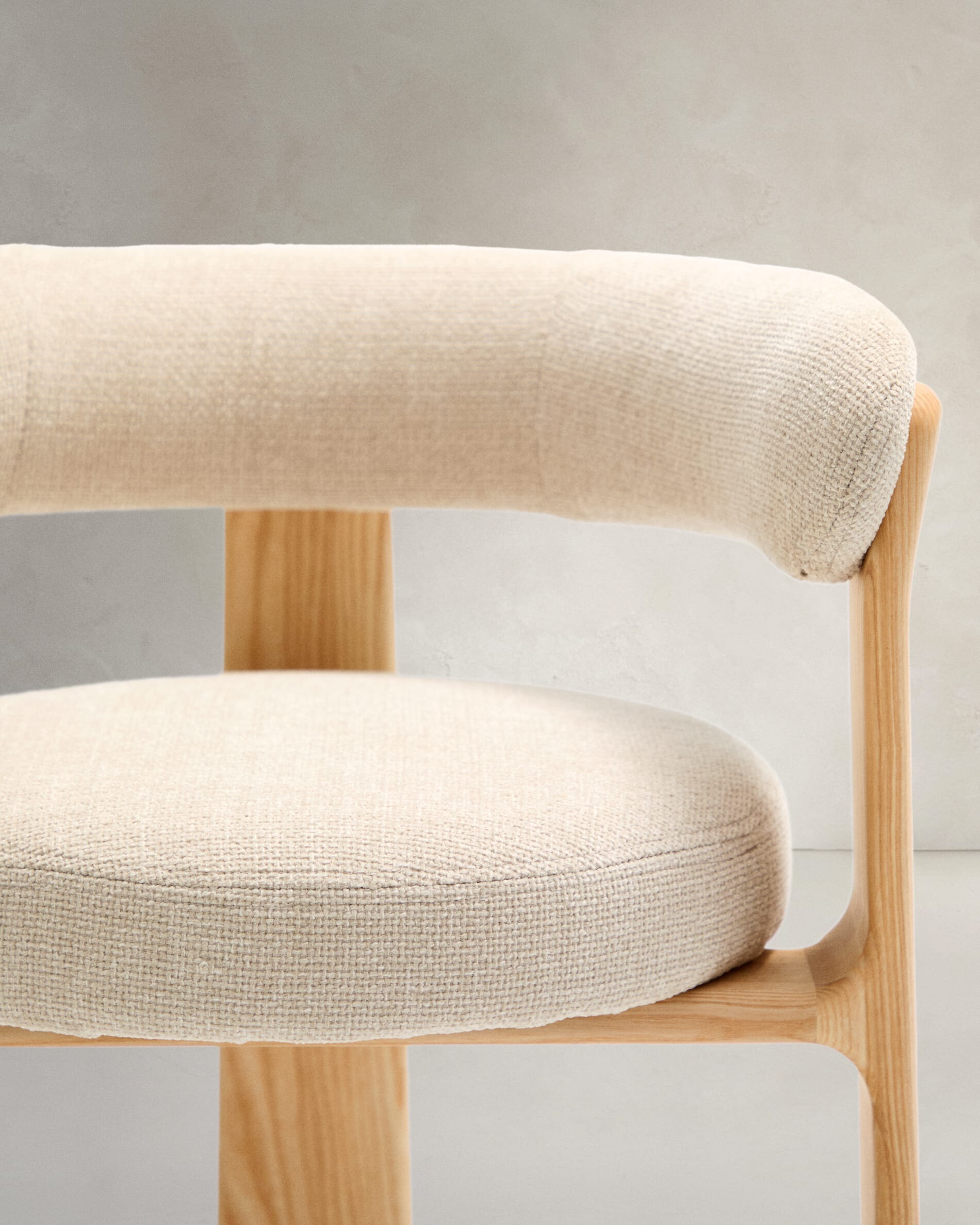 Kave Home Eetkamerstoel 'Granite' Chenille en essenhout, kleur Beige/Naturel
