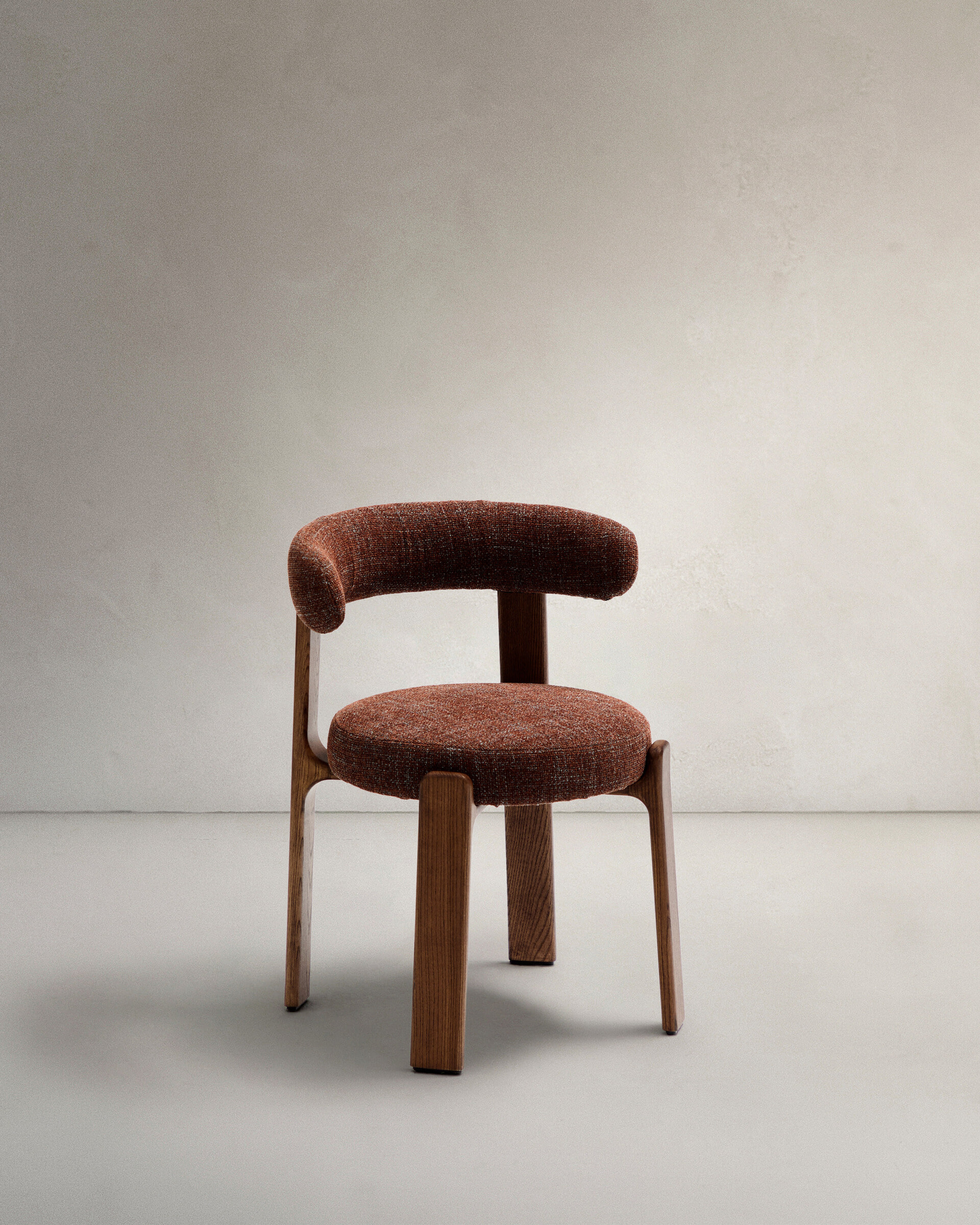 Kave Home Eetkamerstoel 'Granite' Chenille en essenhout, kleur Bruin