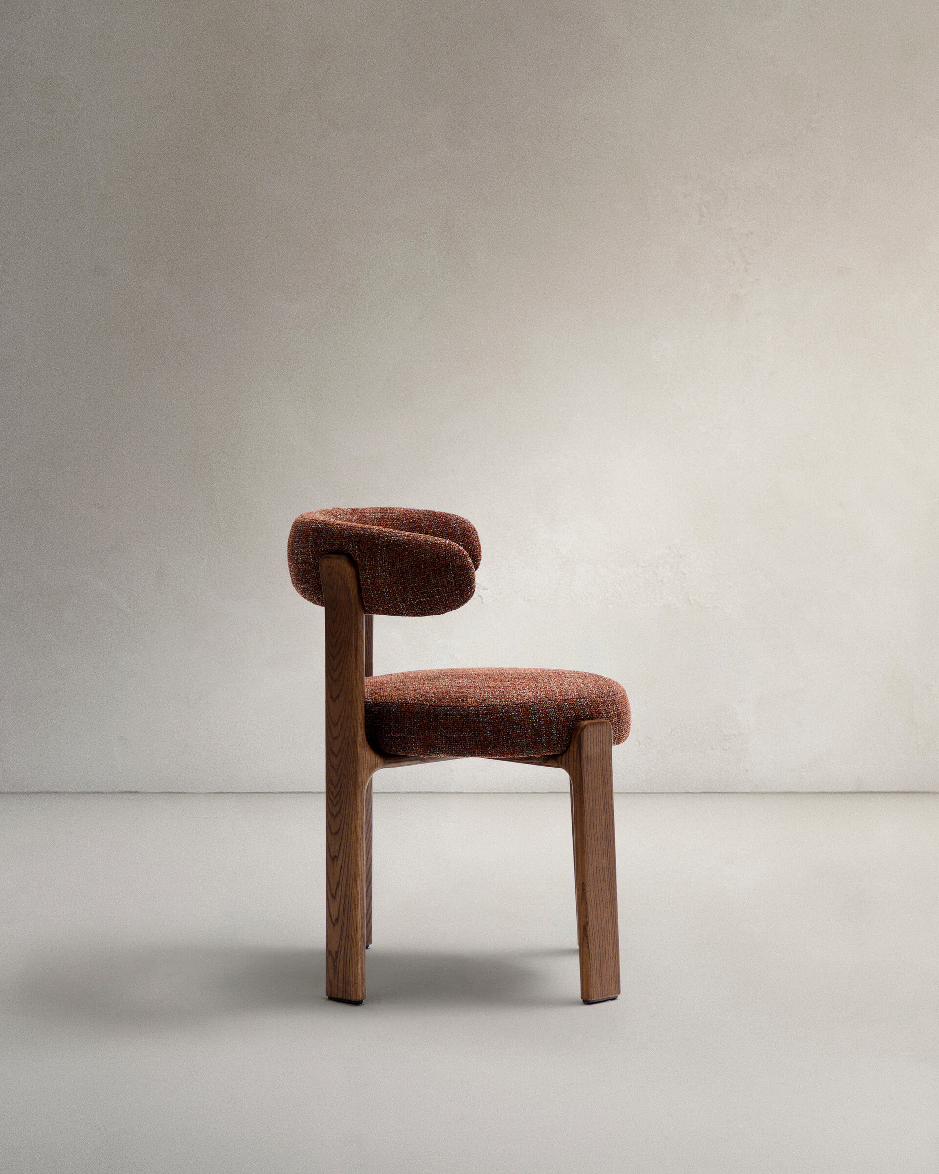 Kave Home Eetkamerstoel 'Granite' Chenille en essenhout, kleur Bruin
