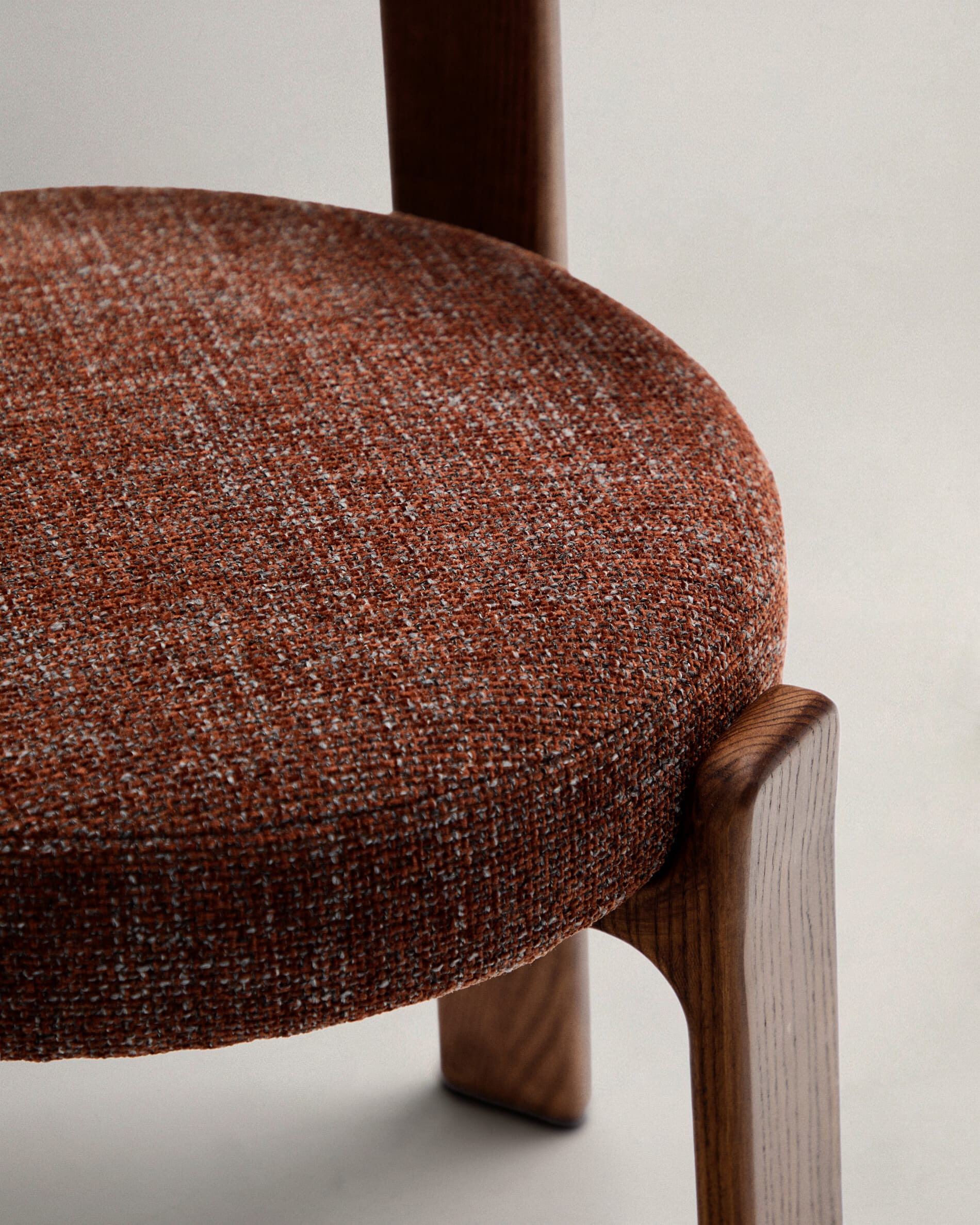 Kave Home Eetkamerstoel 'Granite' Chenille en essenhout, kleur Bruin