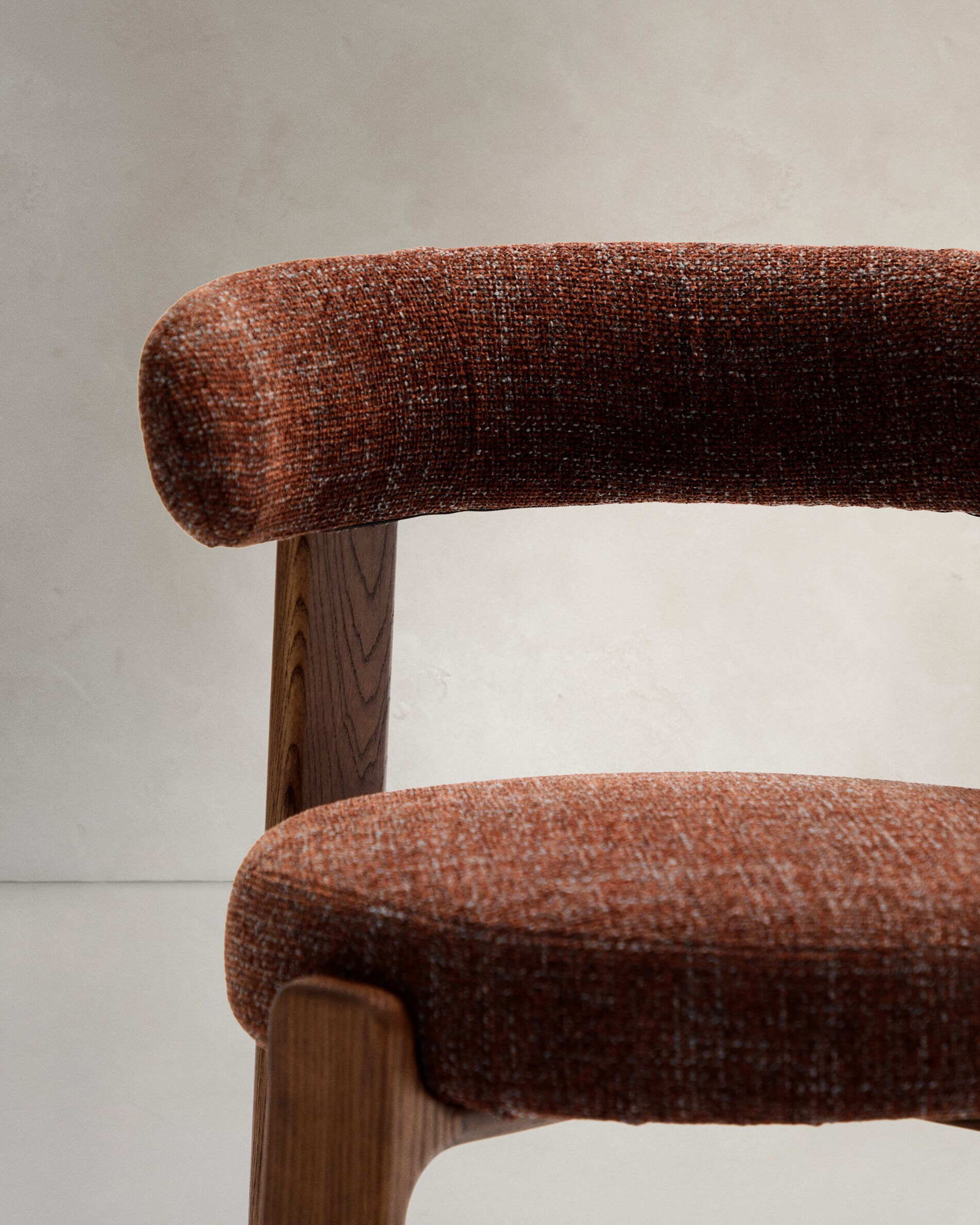 Kave Home Eetkamerstoel 'Granite' Chenille en essenhout, kleur Bruin