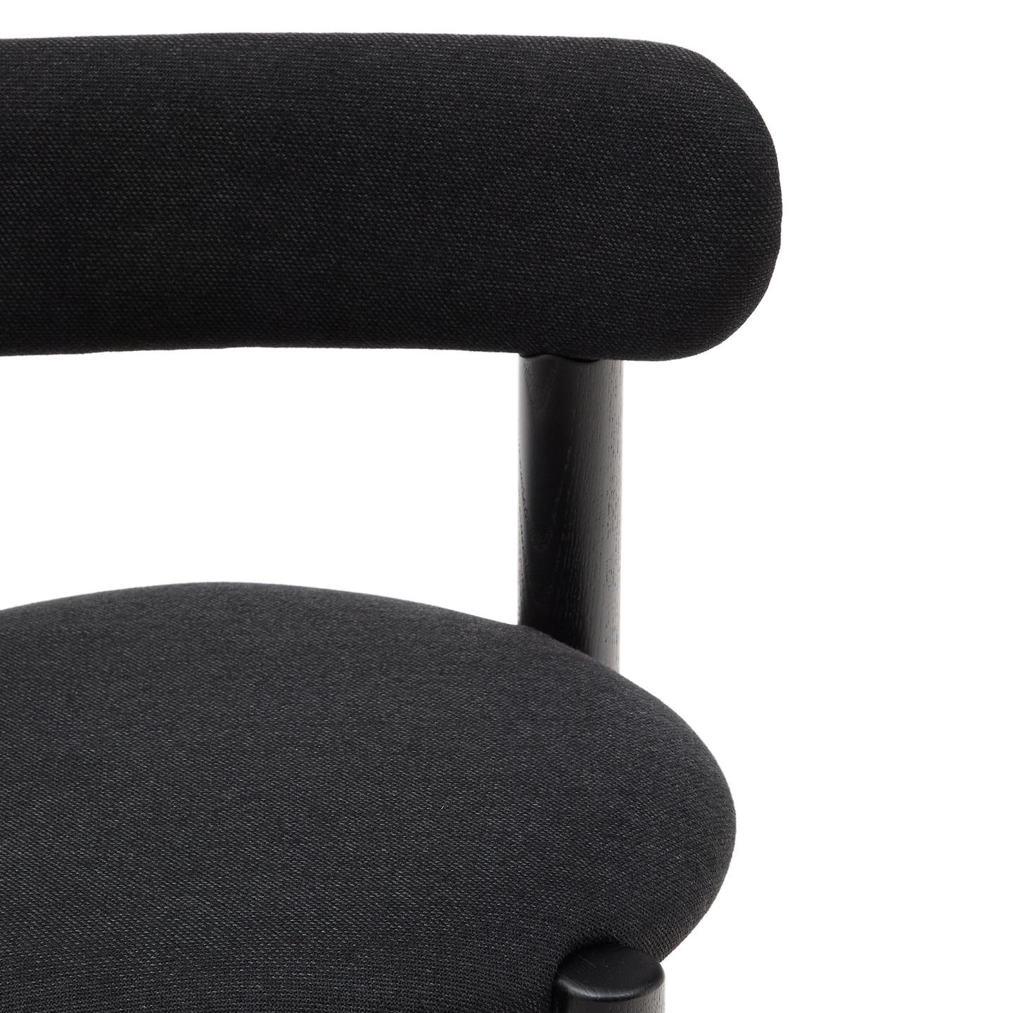 Kave Home Eetkamerstoel 'Nebai' Eikenhout en chenille, kleur Zwart