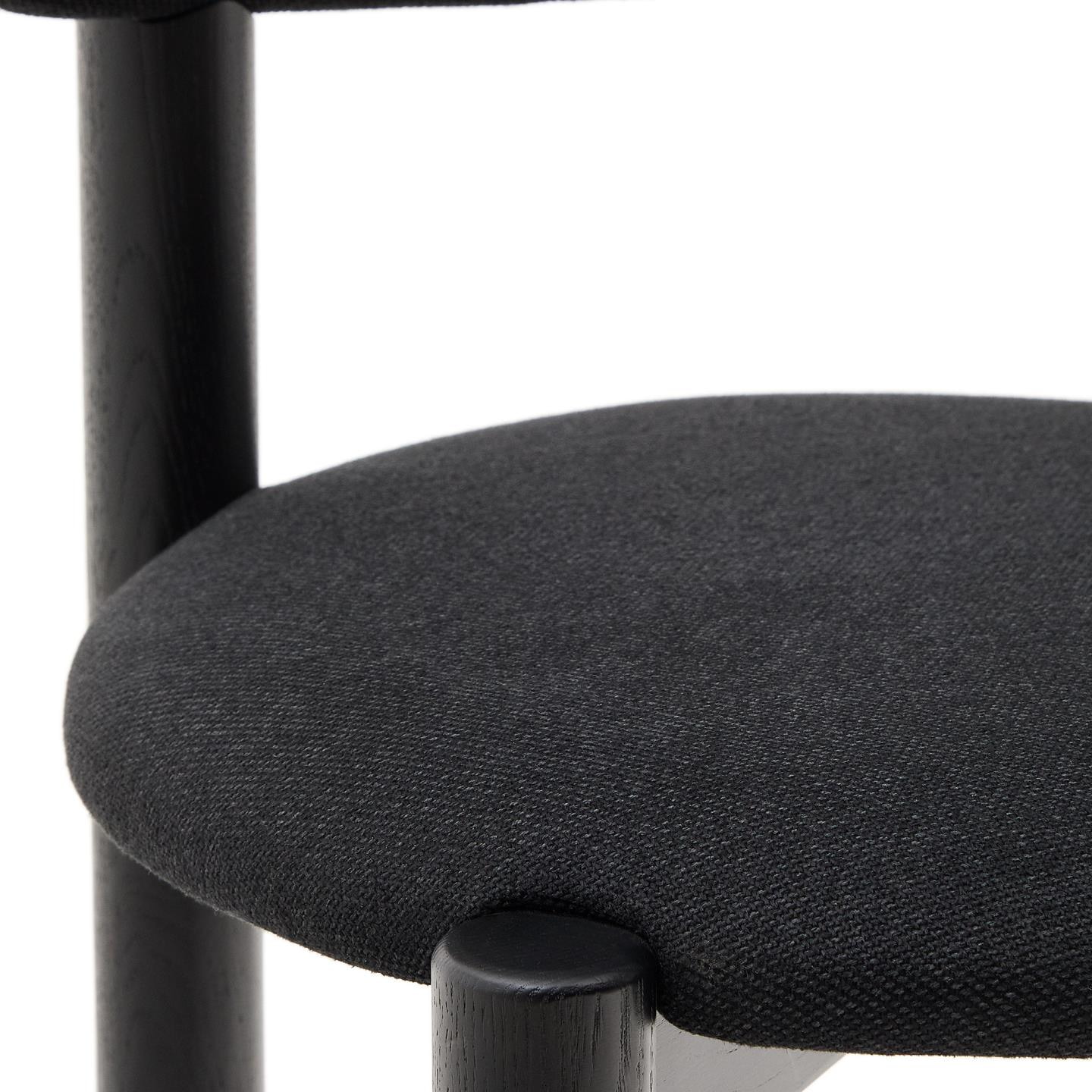 Kave Home Eetkamerstoel 'Nebai' Eikenhout en chenille, kleur Zwart