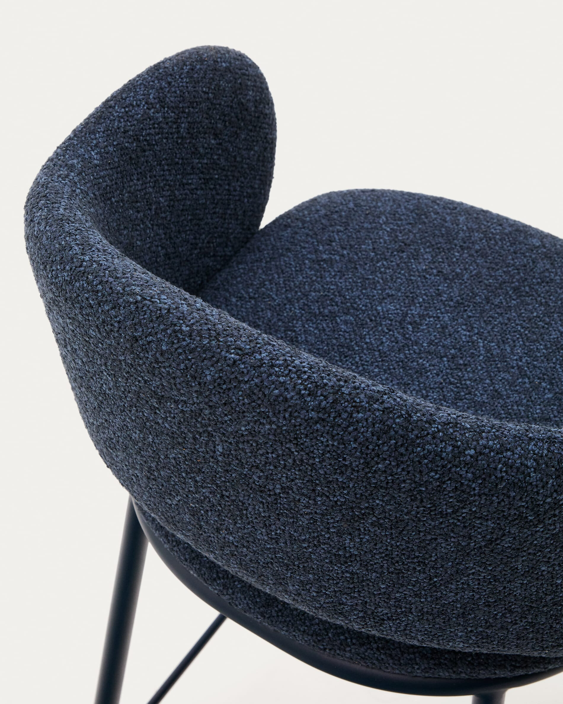 Kave Home Barkruk 'Maina' Chenille, kleur Donkerblauw (zithoogte 65cm)