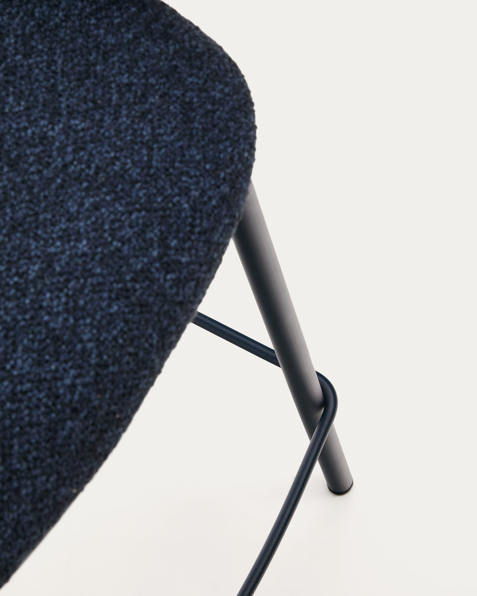 Kave Home Barkruk 'Maina' Chenille, kleur Donkerblauw (zithoogte 65cm)