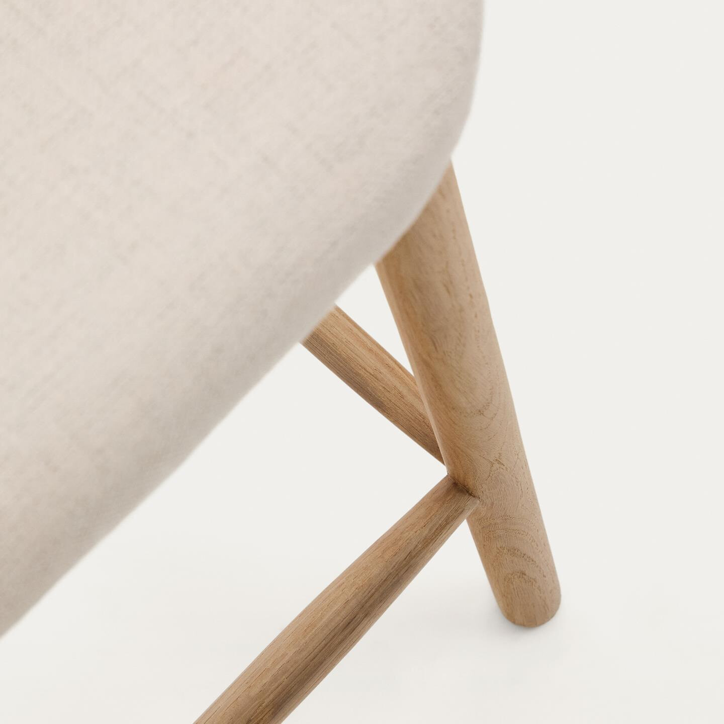 Kave Home Barkruk 'Helda' Chenille en eikenhout, kleur Beige (zithoogte 66cm)