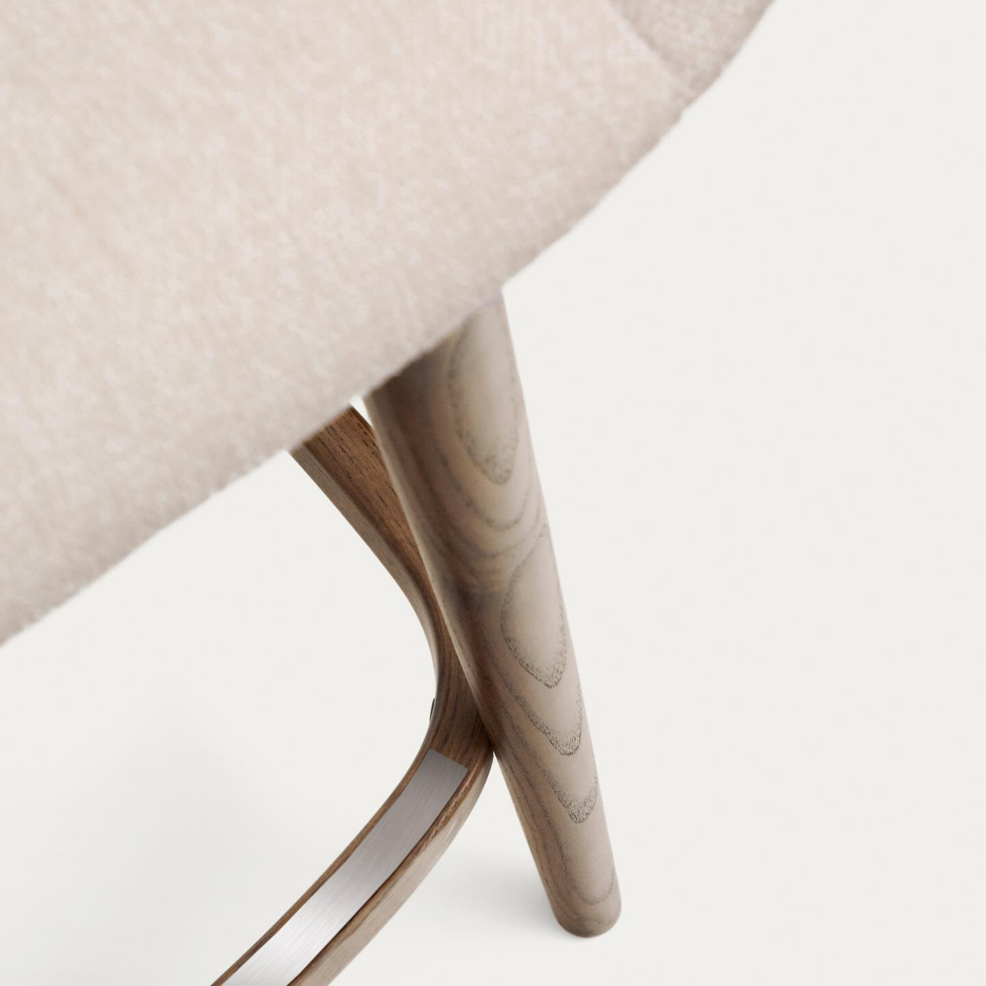 Kave Home Barkruk 'Konna' Essenhout en stof, kleur Beige/Bruin (zithoogte 66cm)