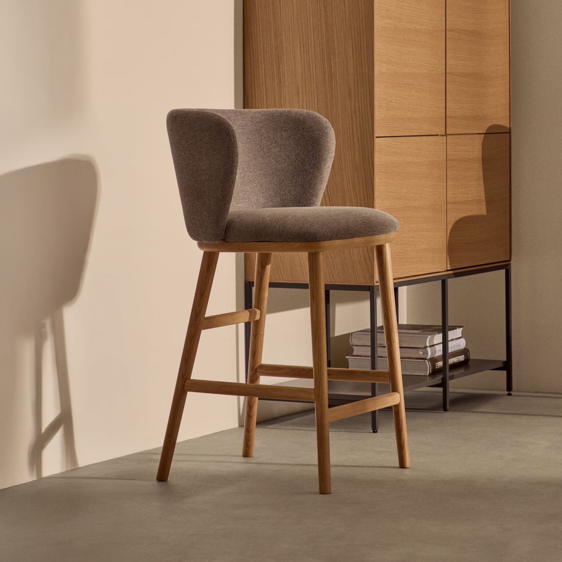 Kave Home Barkruk 'Ciselia' Chenille en essenhout (zithoogte 65cm)