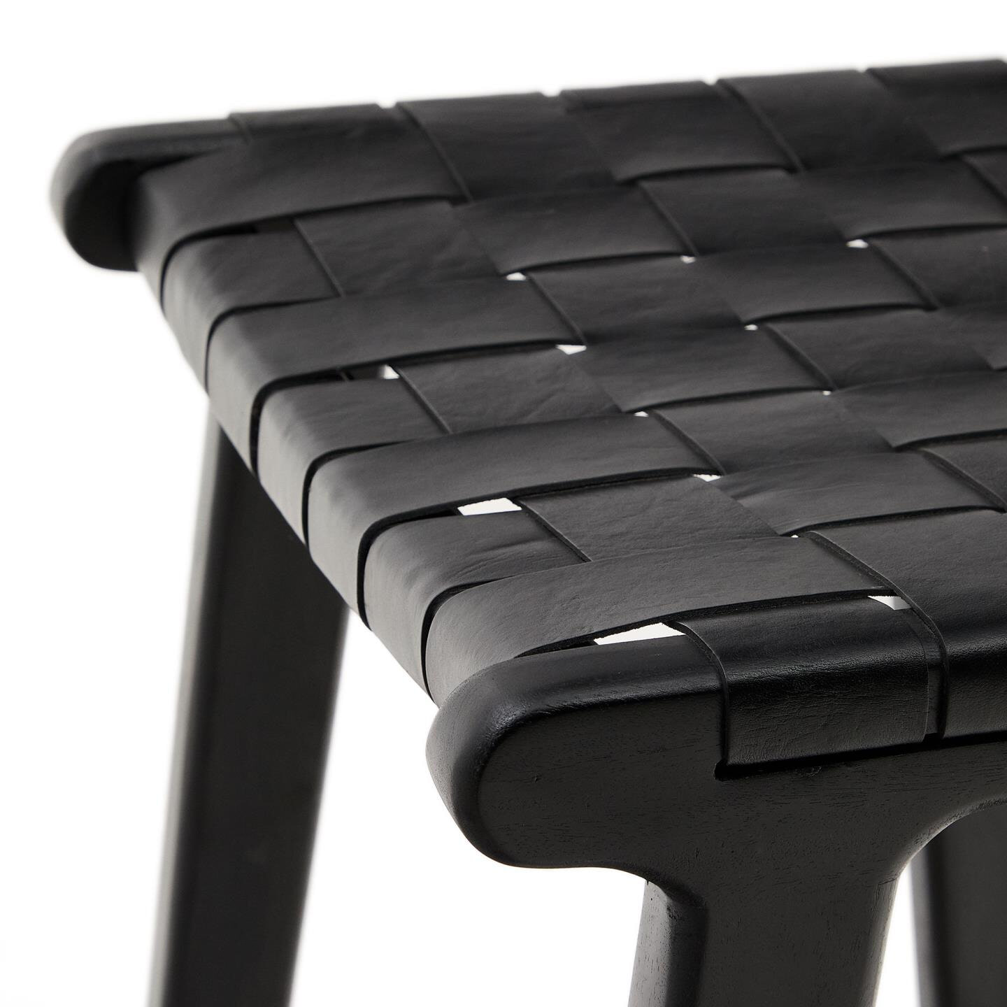 Kave Home Barkruk 'Calixta' Hout en leder, kleur Zwart (zithoogte 67cm)