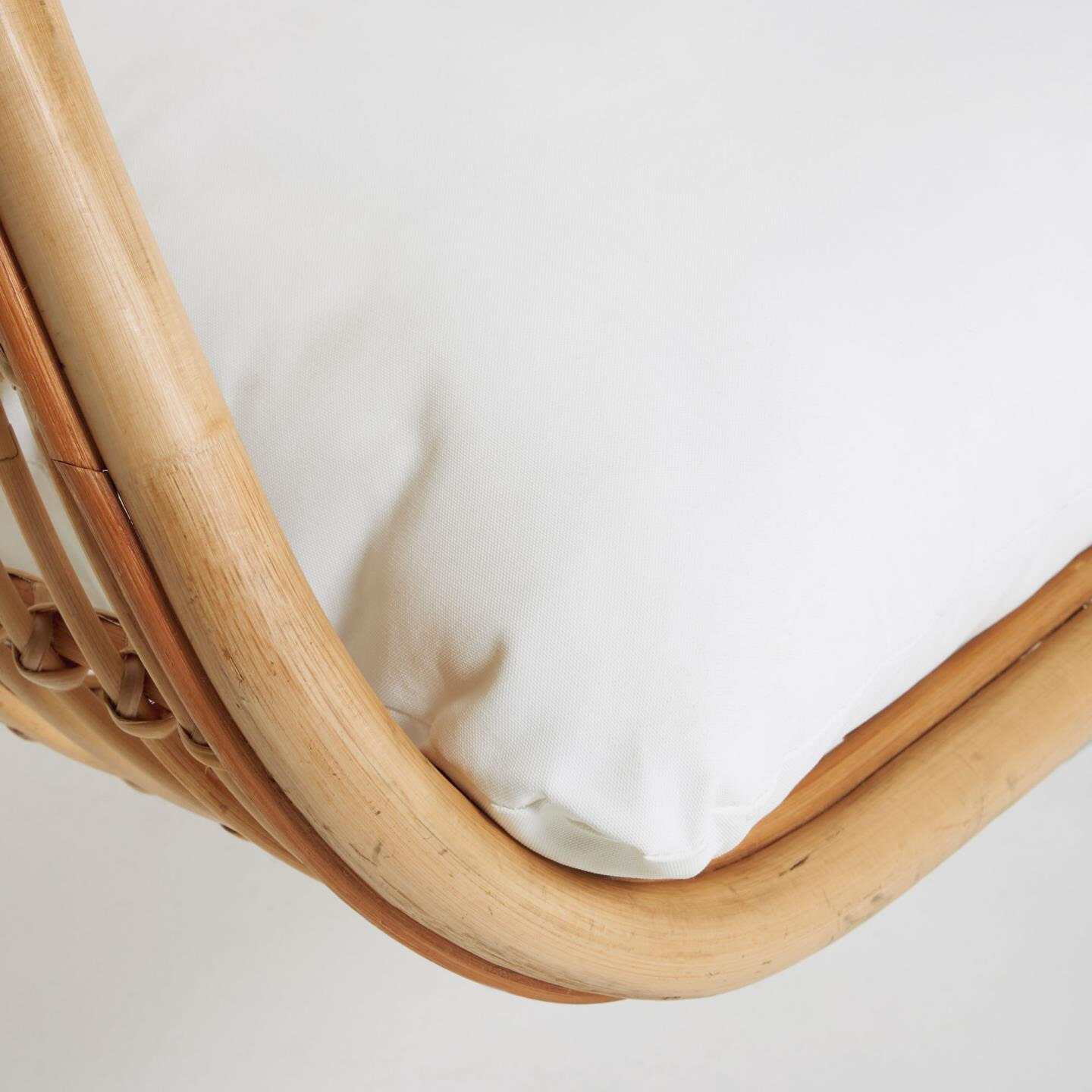 Kave Home Hangstoel 'Ekaterina' Met standaard, Rotan, kleur Naturel/Grijs