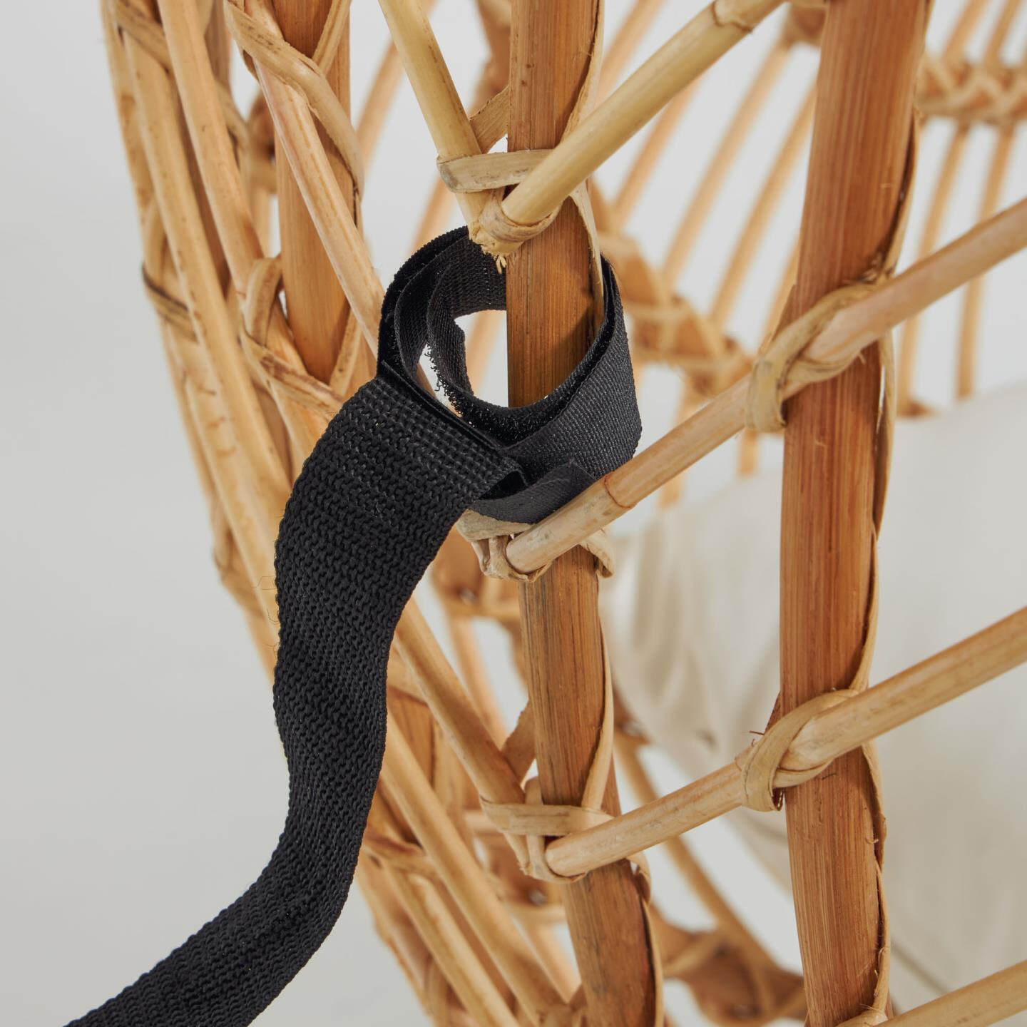 Kave Home Hangstoel 'Ekaterina' Met standaard, Rotan, kleur Naturel/Grijs