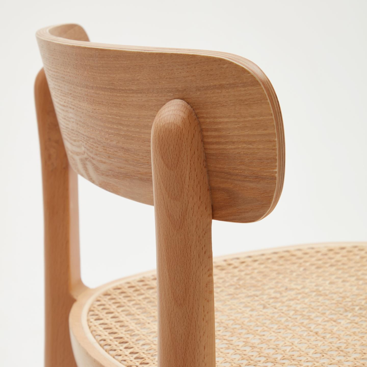 Kave Home Barkruk 'Romane' Beukenhout en rotan, kleur Naturel (zithoogte 75cm)