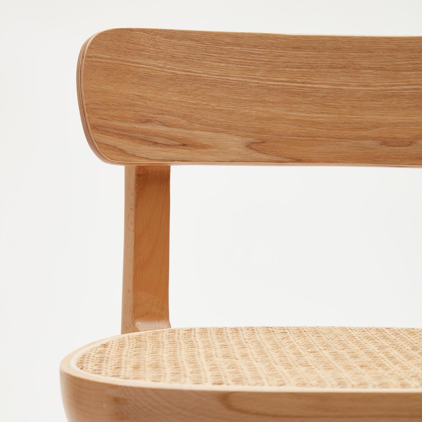 Kave Home Barkruk 'Romane' Beukenhout en rotan, kleur Naturel (zithoogte 75cm)