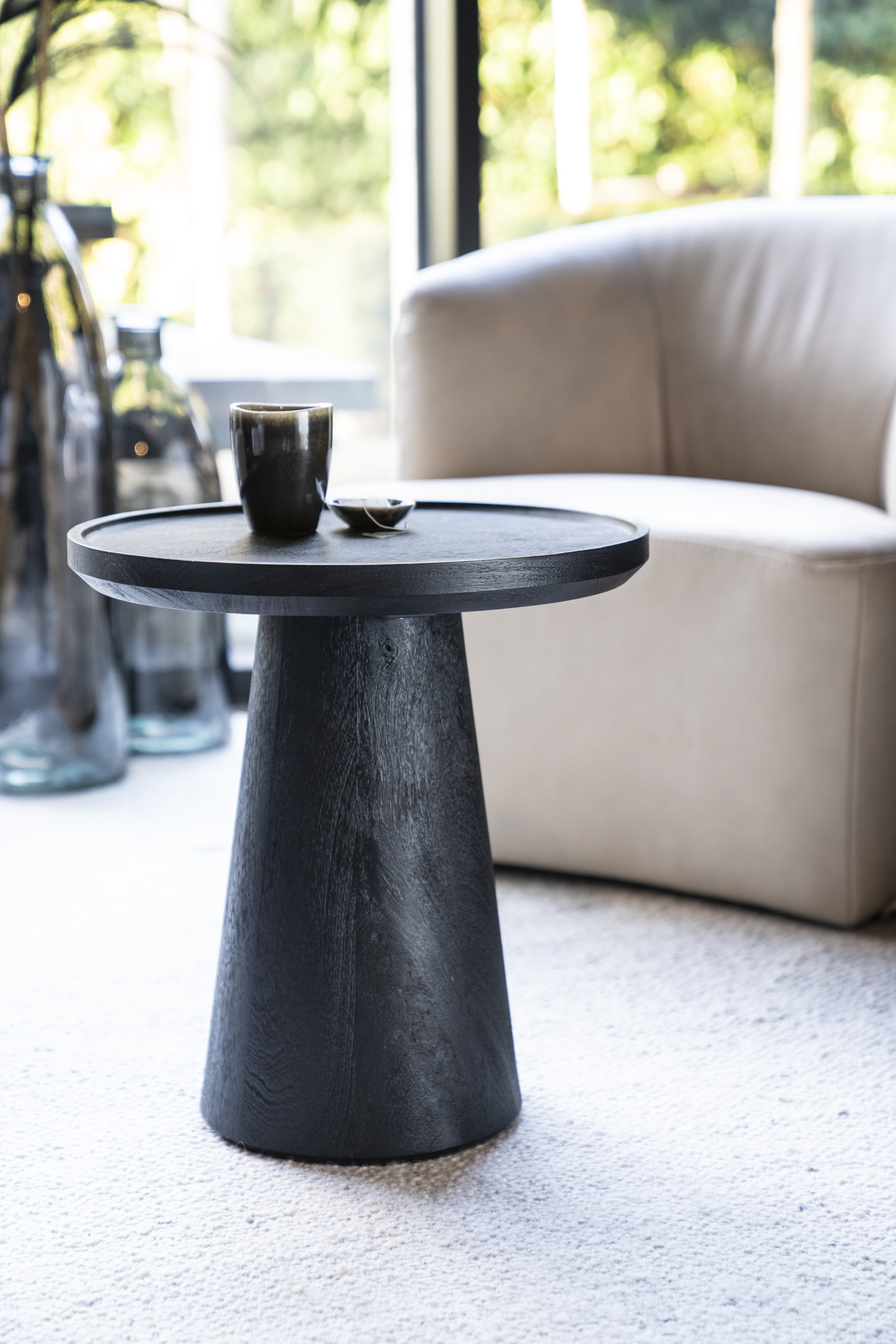 Eleonora Ronde Bijzettafel 'Ron' Mangohout, kleur Zwart, 46cm