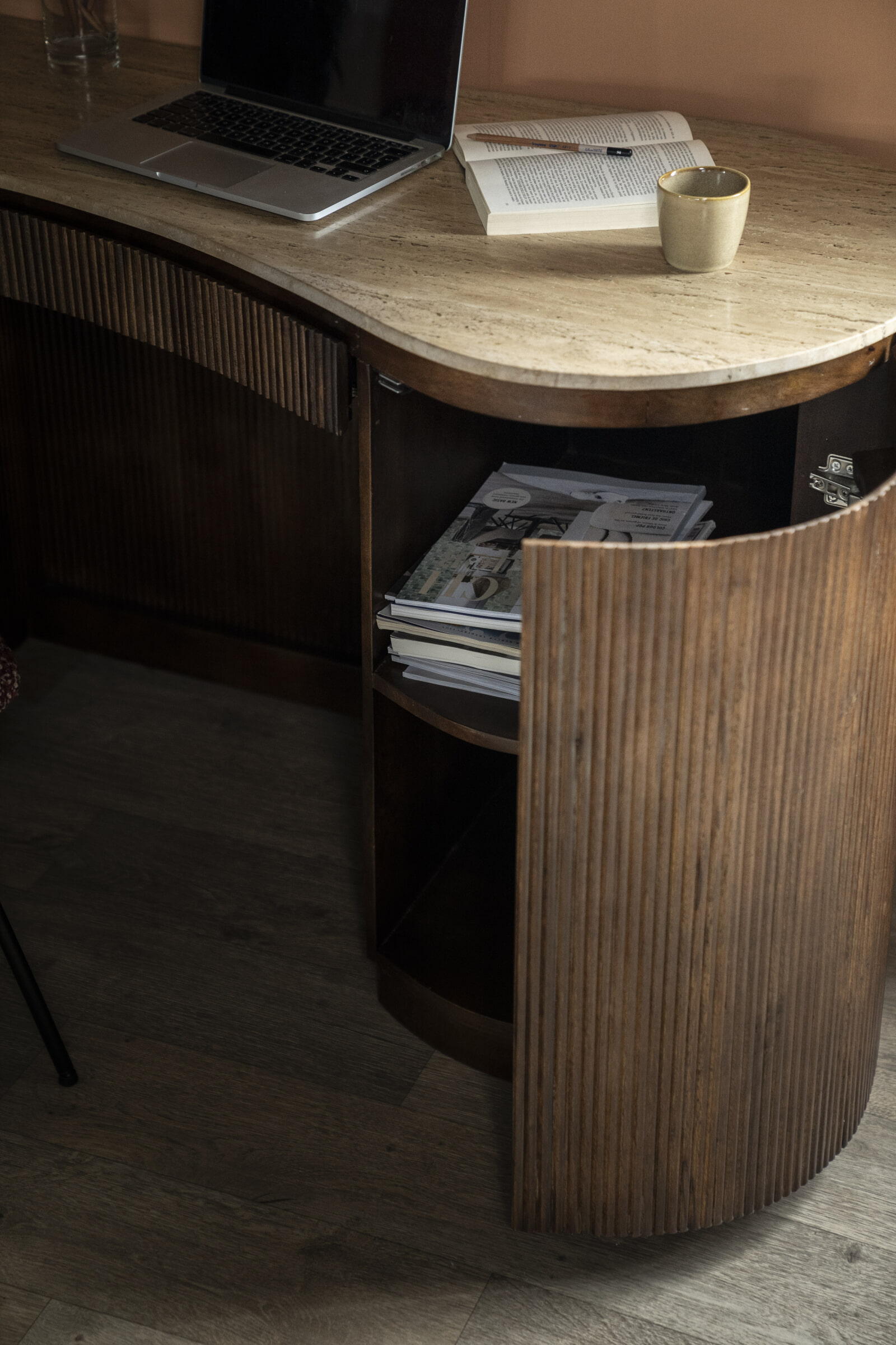 Eleonora Organisch Bureau 'Mari' Mangohout en Travertin, 129 x 60cm