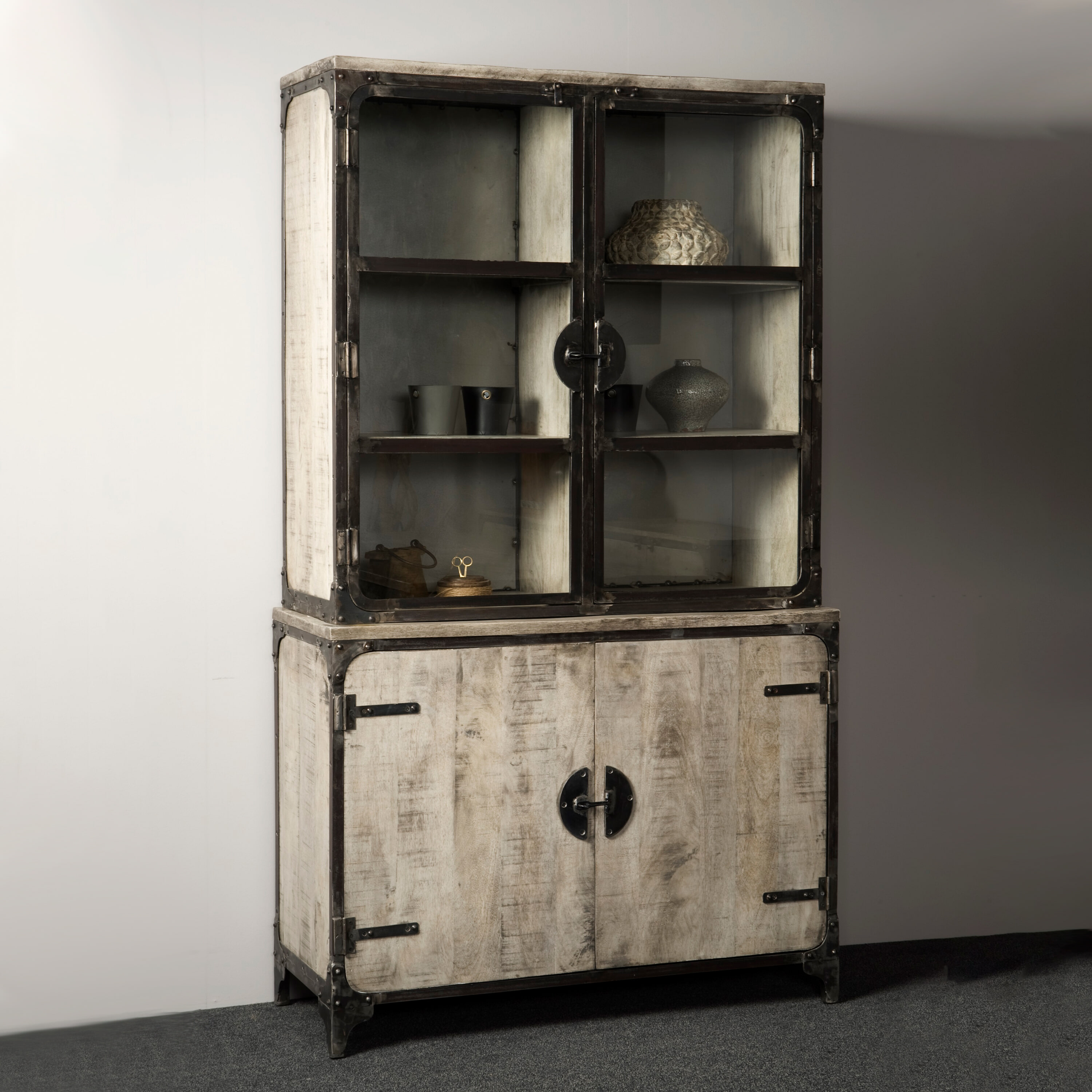 Tower Living Buffetkast 'Basto' 210 x 120cm, Grijs Mangohout Tower Living Buffetkast 'Basto' 210 x 120cm, Grijs Mangohout