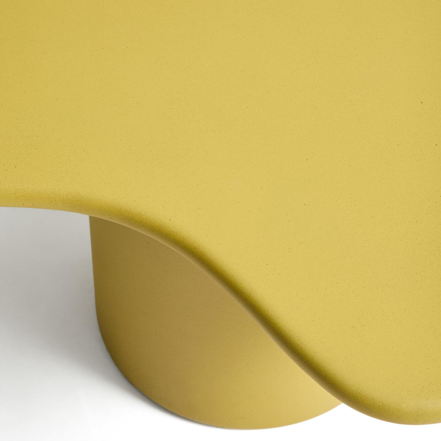 Kave Home Organische Salontafel 'Macarella' Beton, 83 x 77cm, kleur Mosterdgeel