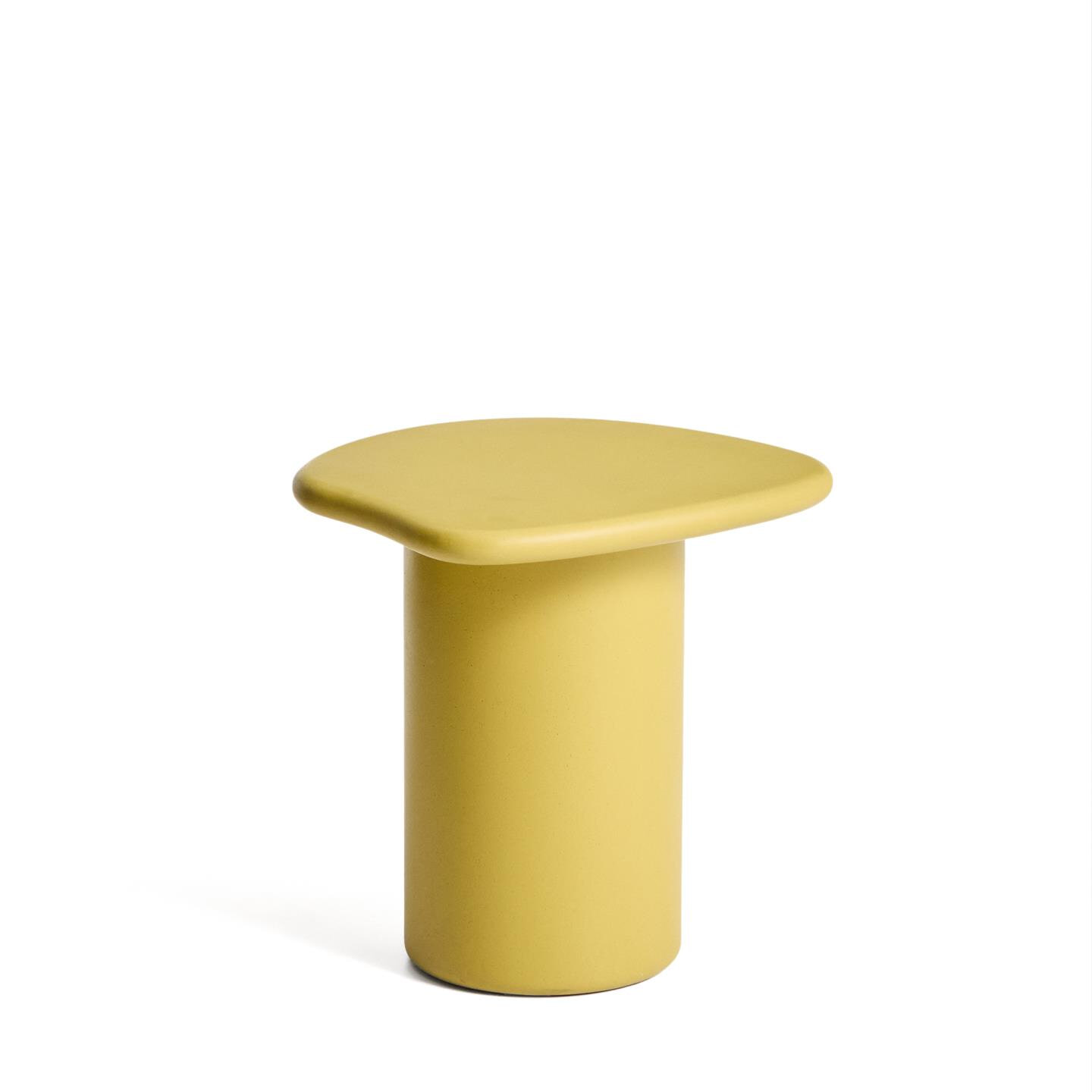 Kave Home Organische Bjizettafel 'Macarella' Beton, 48 x 47cm, kleur Mosterdgeel