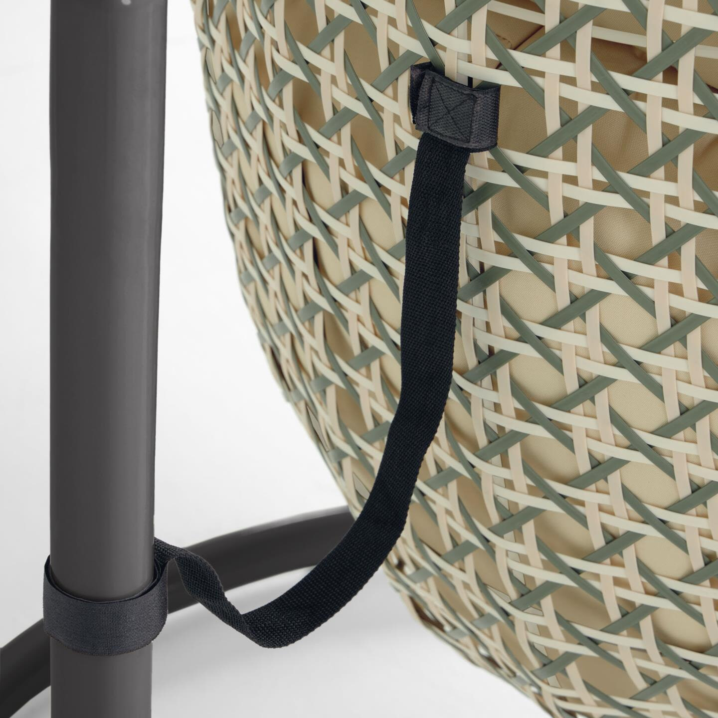 Kave Home Hangstoel met standaard 'Cira' kleur Groen/Donkergrijs