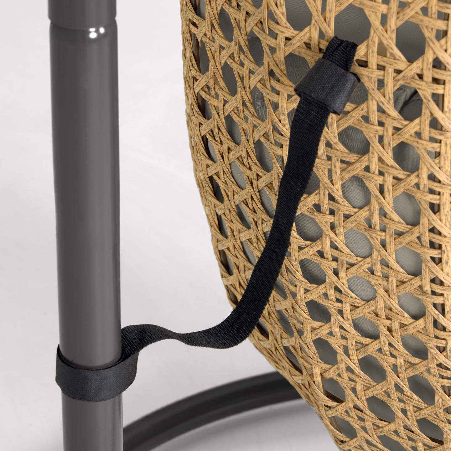 Kave Home Hangstoel met standaard 'Cira' kleur Naturel/Donkergrijs