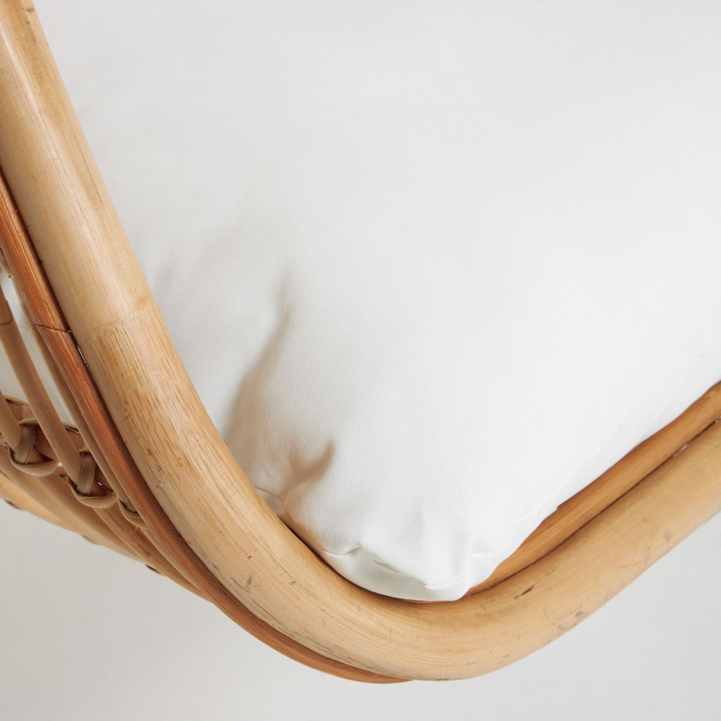 Kave Home Hangstoel 'Ekaterina' Met standaard, Rotan, kleur Naturel/Donkergrijs