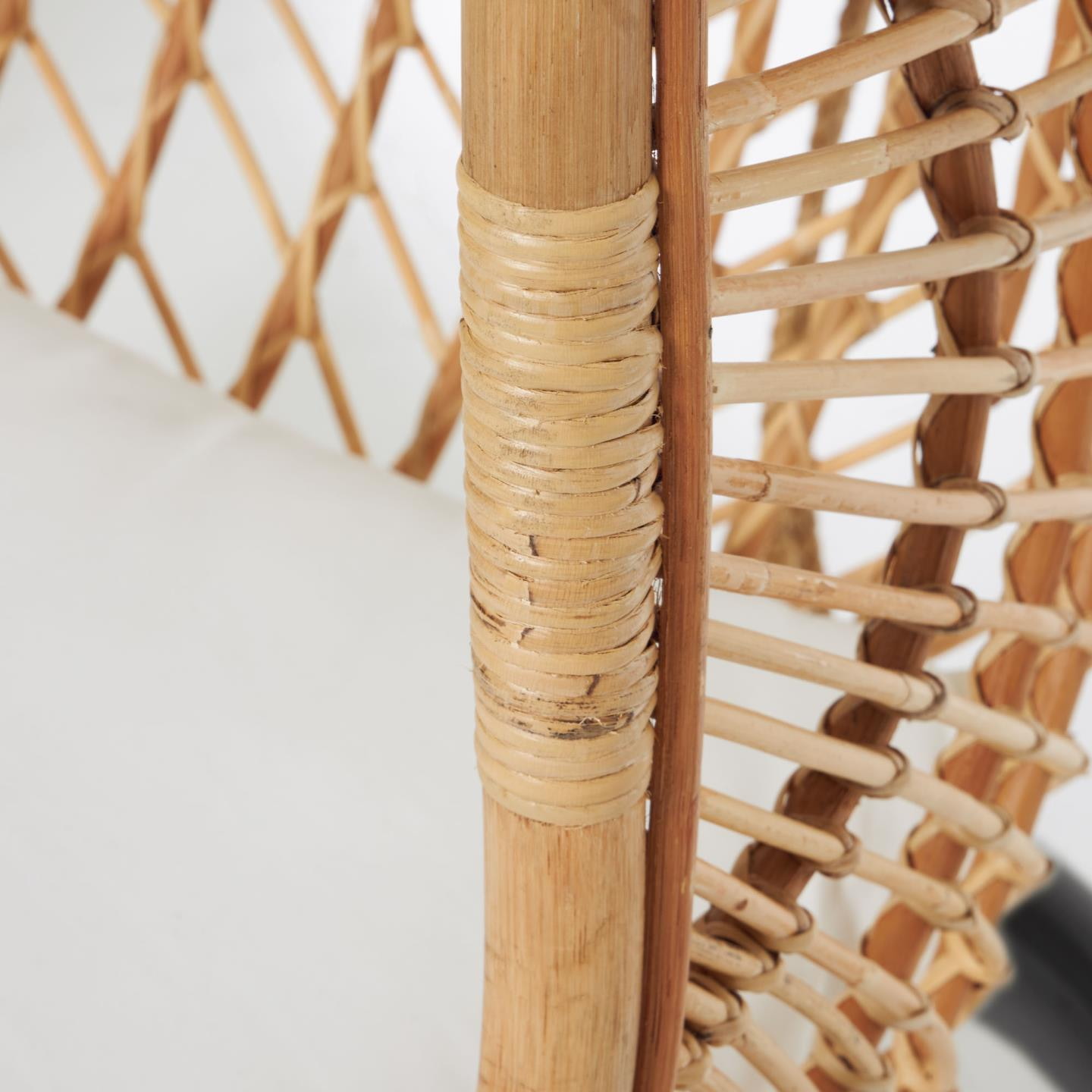 Kave Home Hangstoel 'Ekaterina' Met standaard, Rotan, kleur Naturel/Donkergrijs