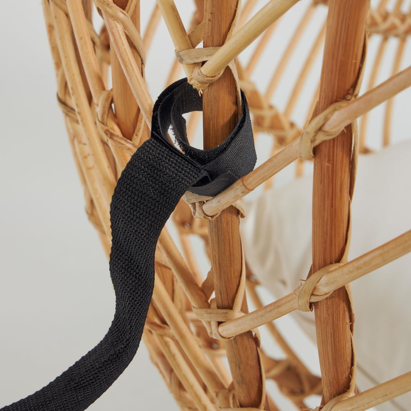 Kave Home Hangstoel 'Ekaterina' Met standaard, Rotan, kleur Naturel/Donkergrijs