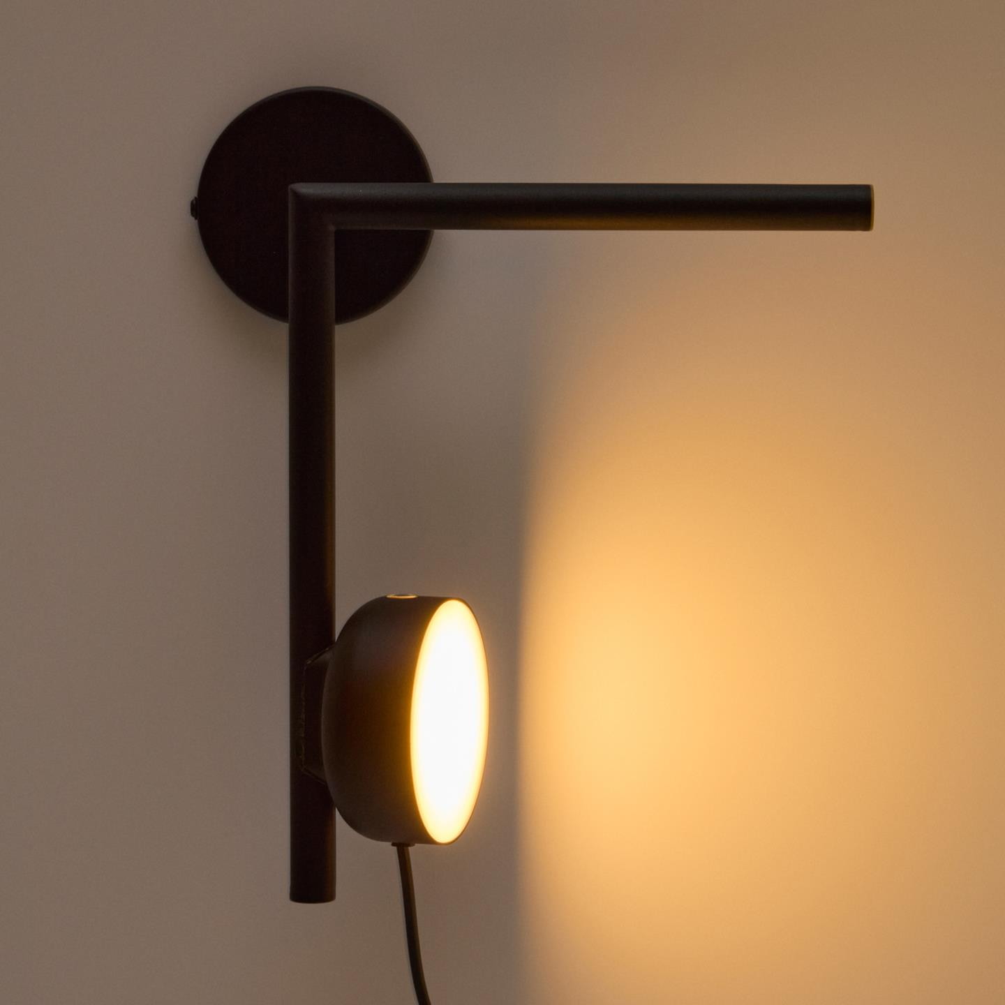 Kave Home Wandlamp 'Orey' Met verplaatsbare spot, kleur Zwart