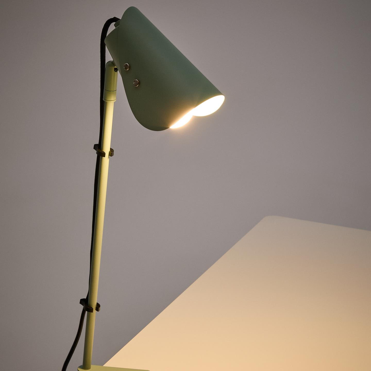 Kave Home Tafellamp 'Jula' Met klem, kleur Groen