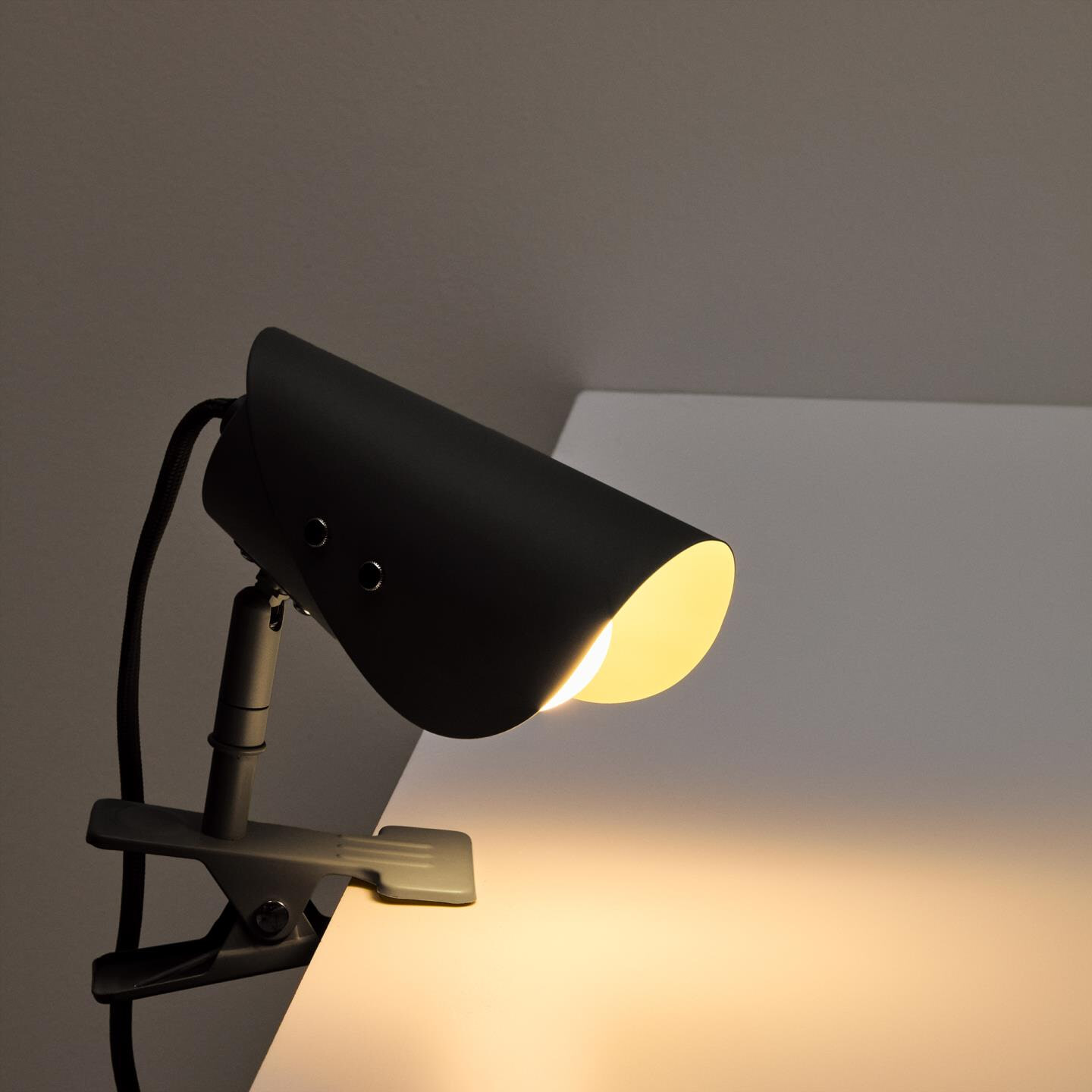 Kave Home Tafellamp 'Jula' Met klem, kleur Zwart