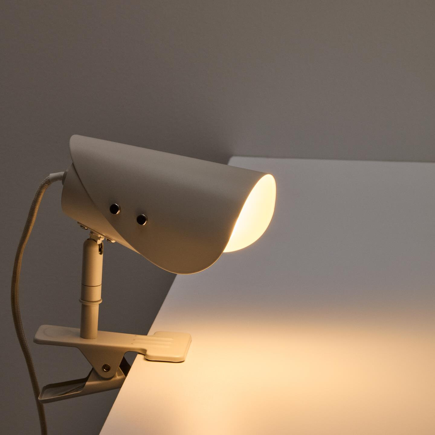 Kave Home Tafellamp 'Jula' Met klem, kleur Grijs