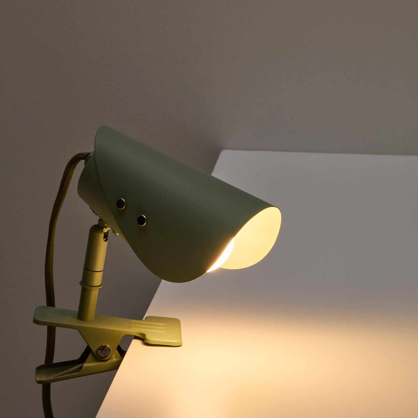 Kave Home Tafellamp 'Jula' Met klem, kleur Groen